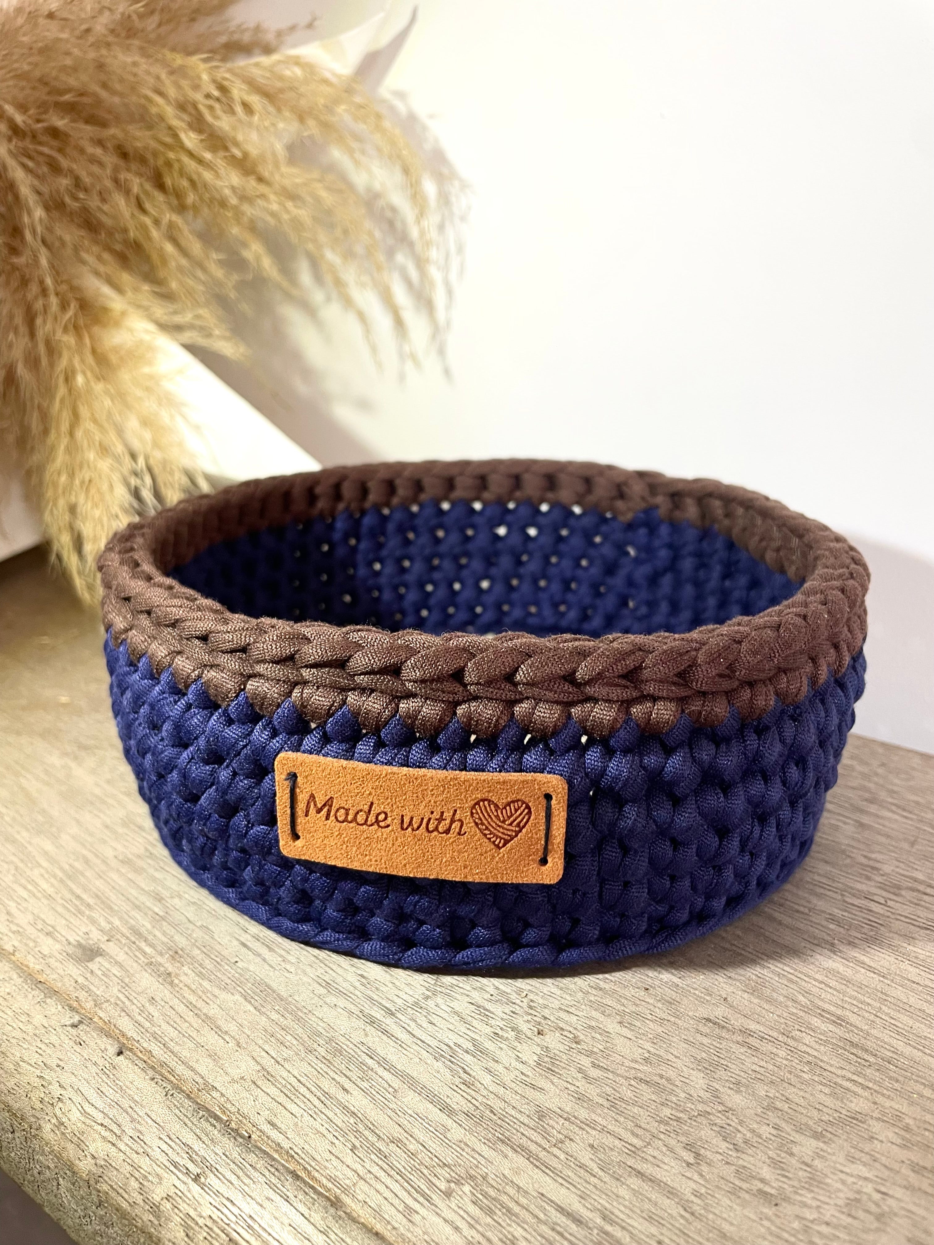 Panière bleue et marron avec une étiquette made with love cousue