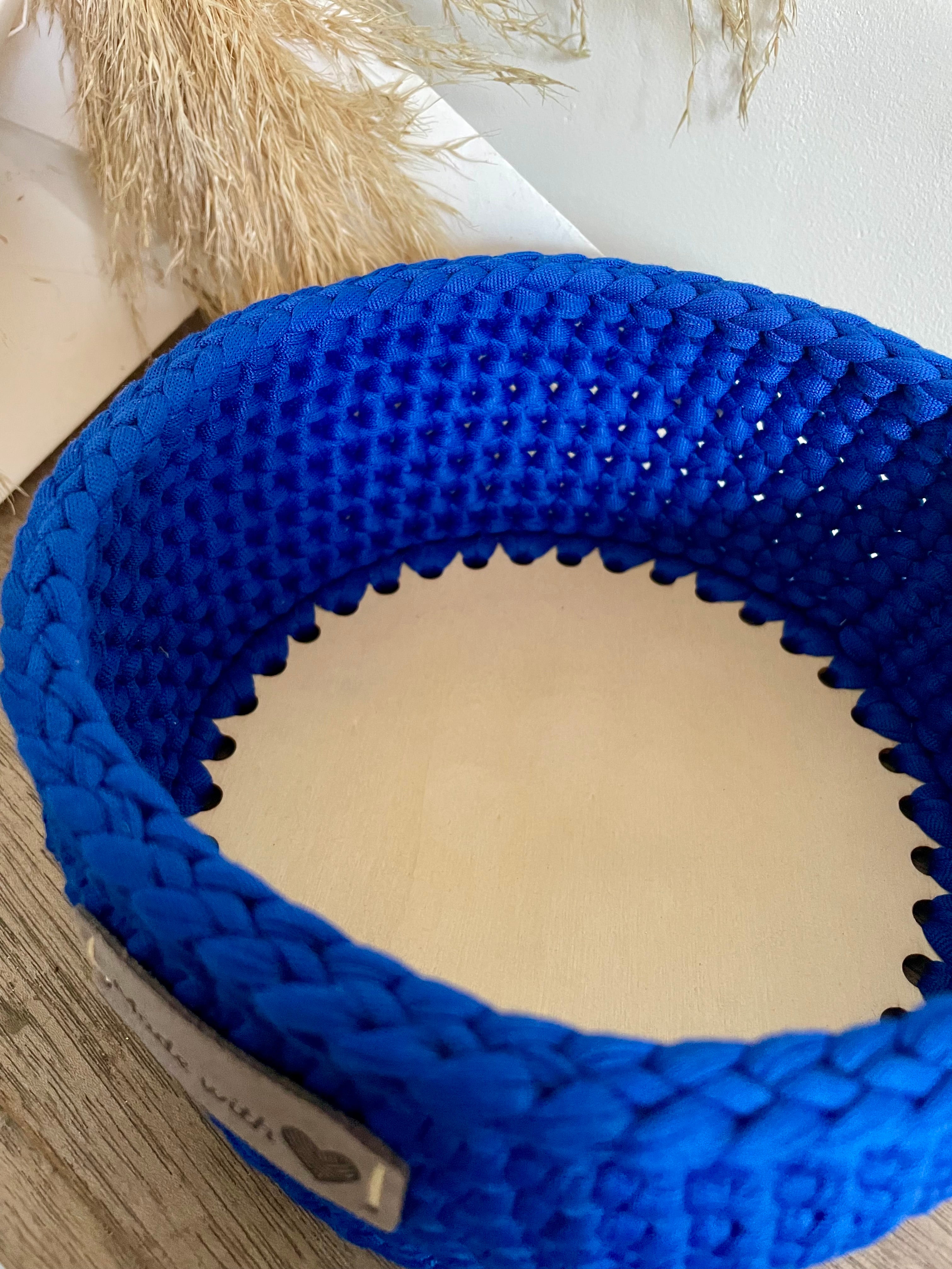 Panière bleue vue du haut. Fabrication artisanale au crochet