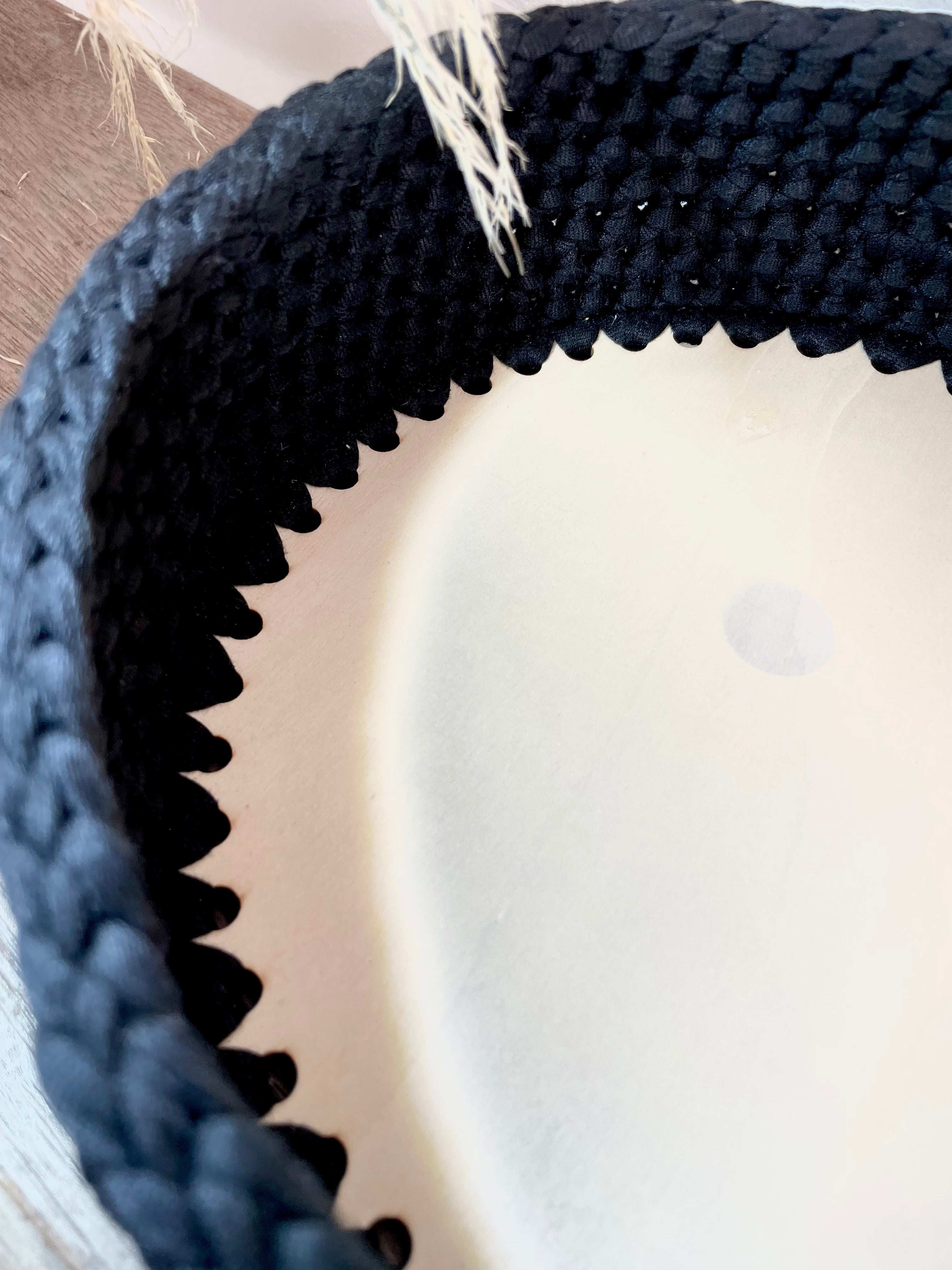 Vue du haut de la moitié d'une panière au crochet avec un fond en bois