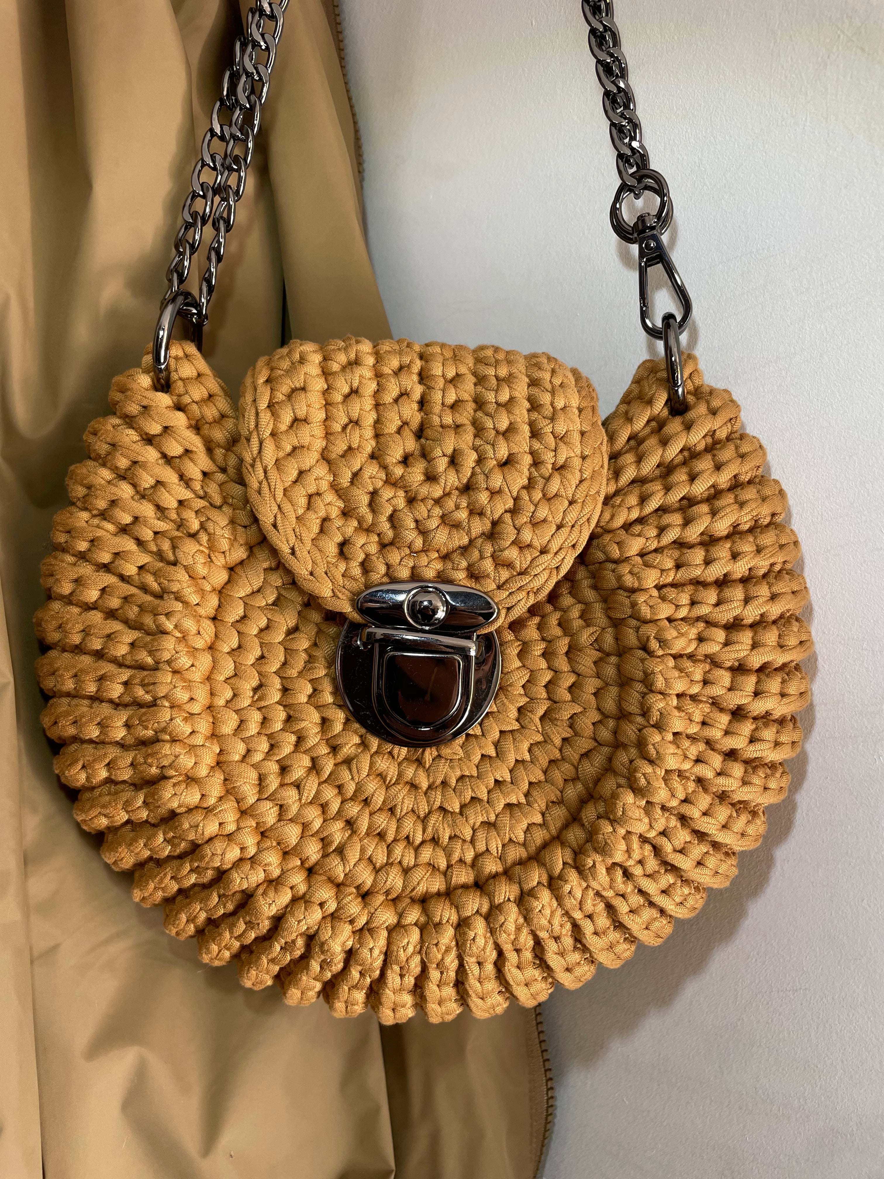 sac coquillage caramel avec fermoir noir métallisé tressage au crochet