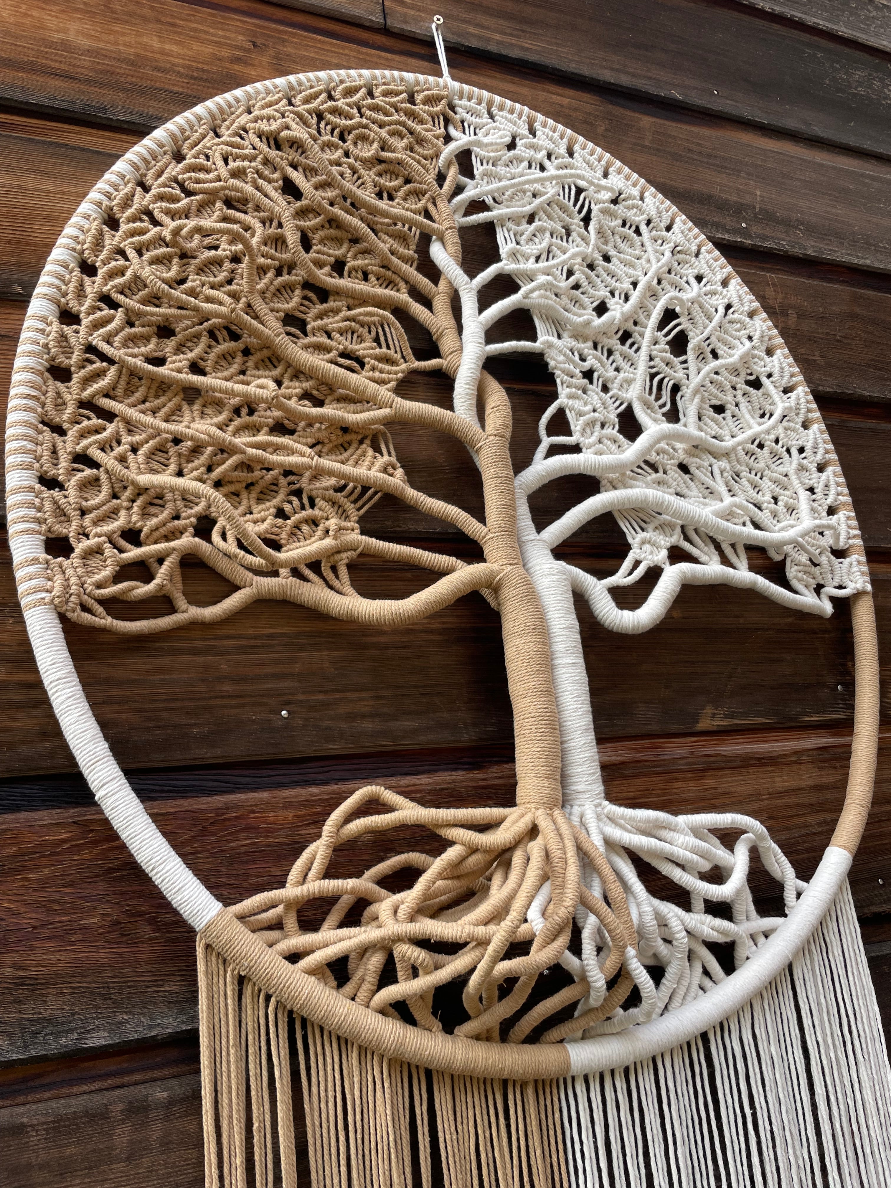 décoration murale arbre de vie en macramé beige et blanc en corde de coton fabrication artisanale à la main racines branches tronc