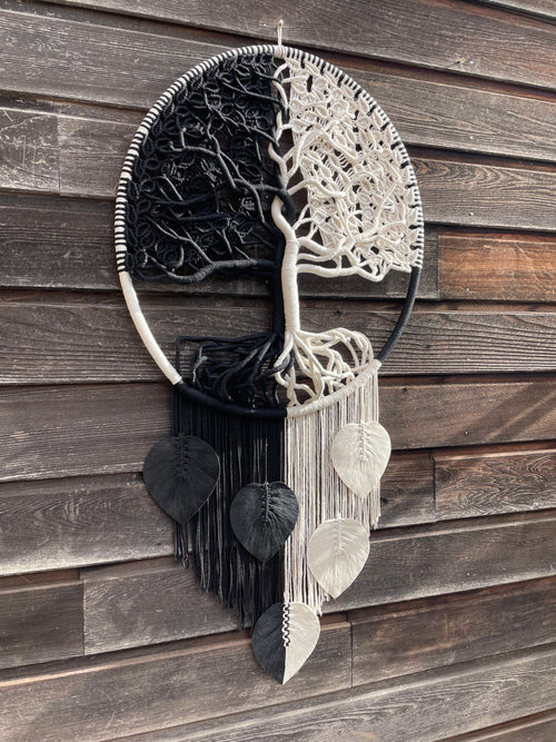 décoration murale arbre de vie noir et blanc vue d'ensemble racines tronc branches et feuilles tissé autour d'un cercle de 80 cm de diamètre avec des grosses feuilles stabilisées sur le bas de la création