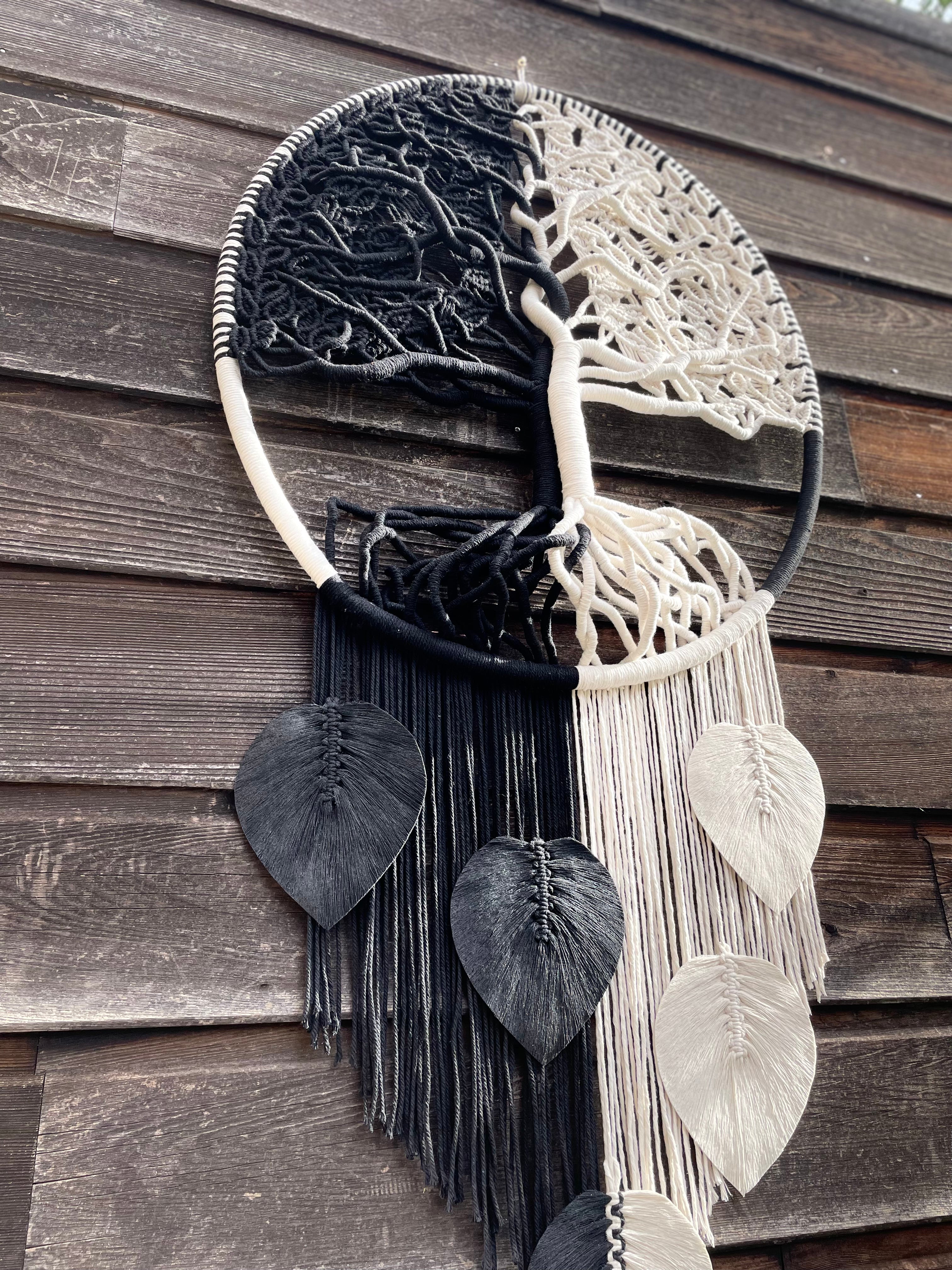 grand arbre de vie noir et blanc création artisanale en macramé avec de la corde de coton vue du bas avec de grosses feuilles stabilisées sous l'arbre