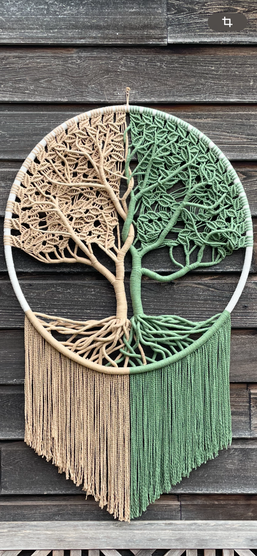 vue d'ensemble sur une décoration murale en forme d'arbre de vie dans un cercle de 80 cm de diamètre aux couleurs beige à gauche et vert à droite. les racines se terminent en forme de pointe sur le bas de la création 