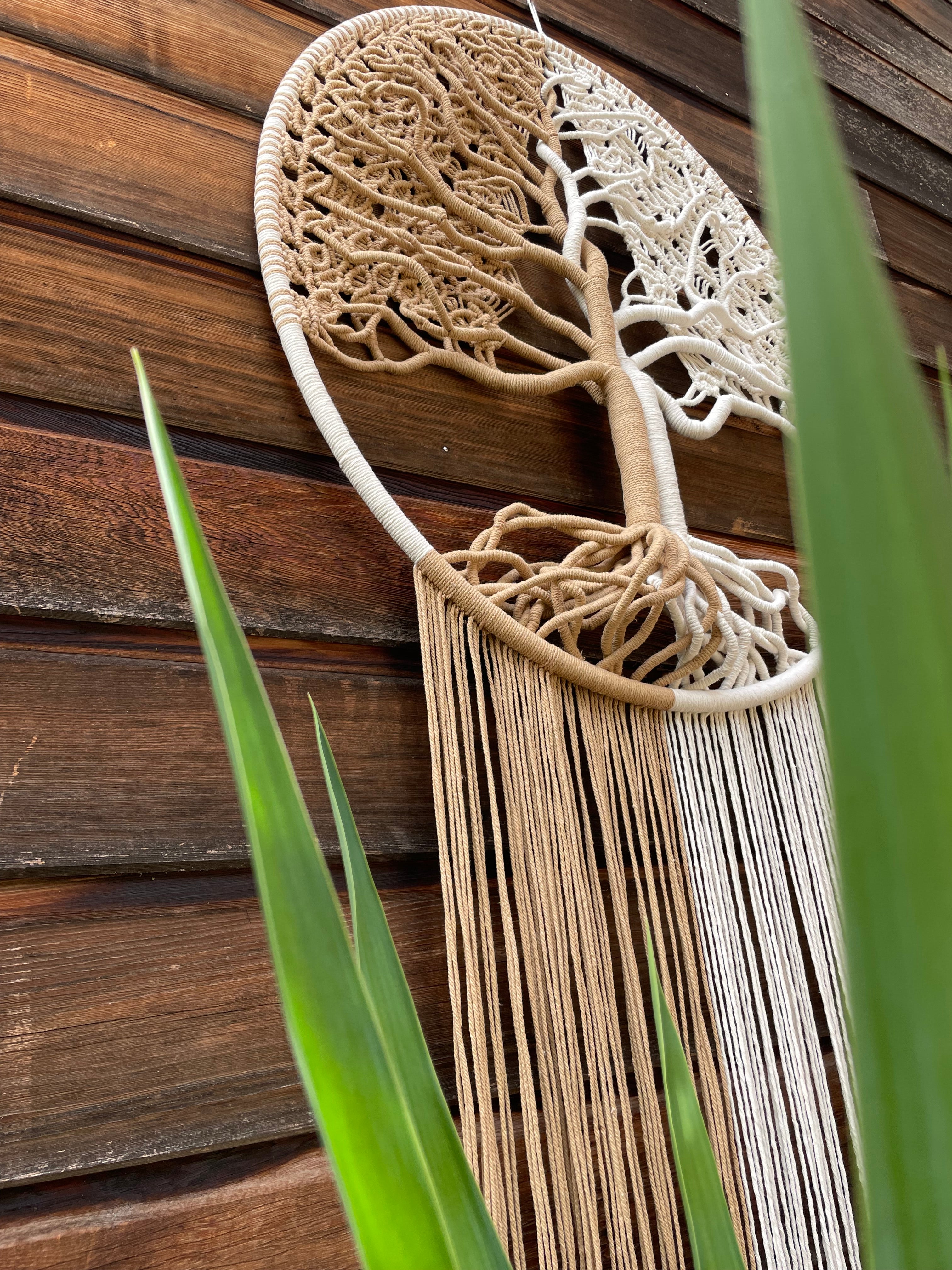 grande décoration murale arbre de vie en macramé couleur beige et blanc en corde de coton montrant les racines le tronc les branches et les feuilles autour d'un cercle de 80 cm de diamètre