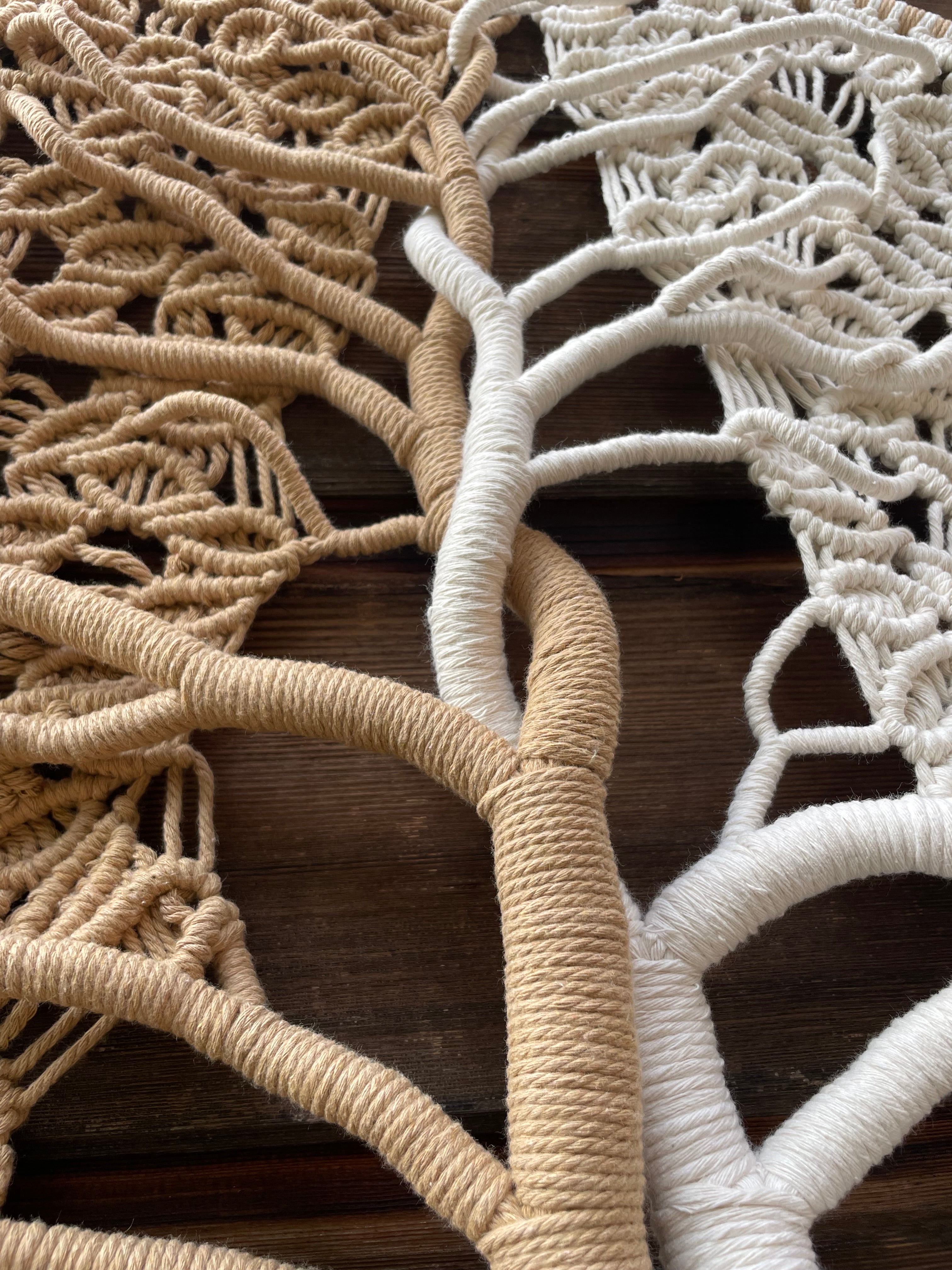 tronc et branches d'un arbre de vie bi color beige et crème fabrication artisanale en macramé entièrement réalisé  la main avec de la corde de coton