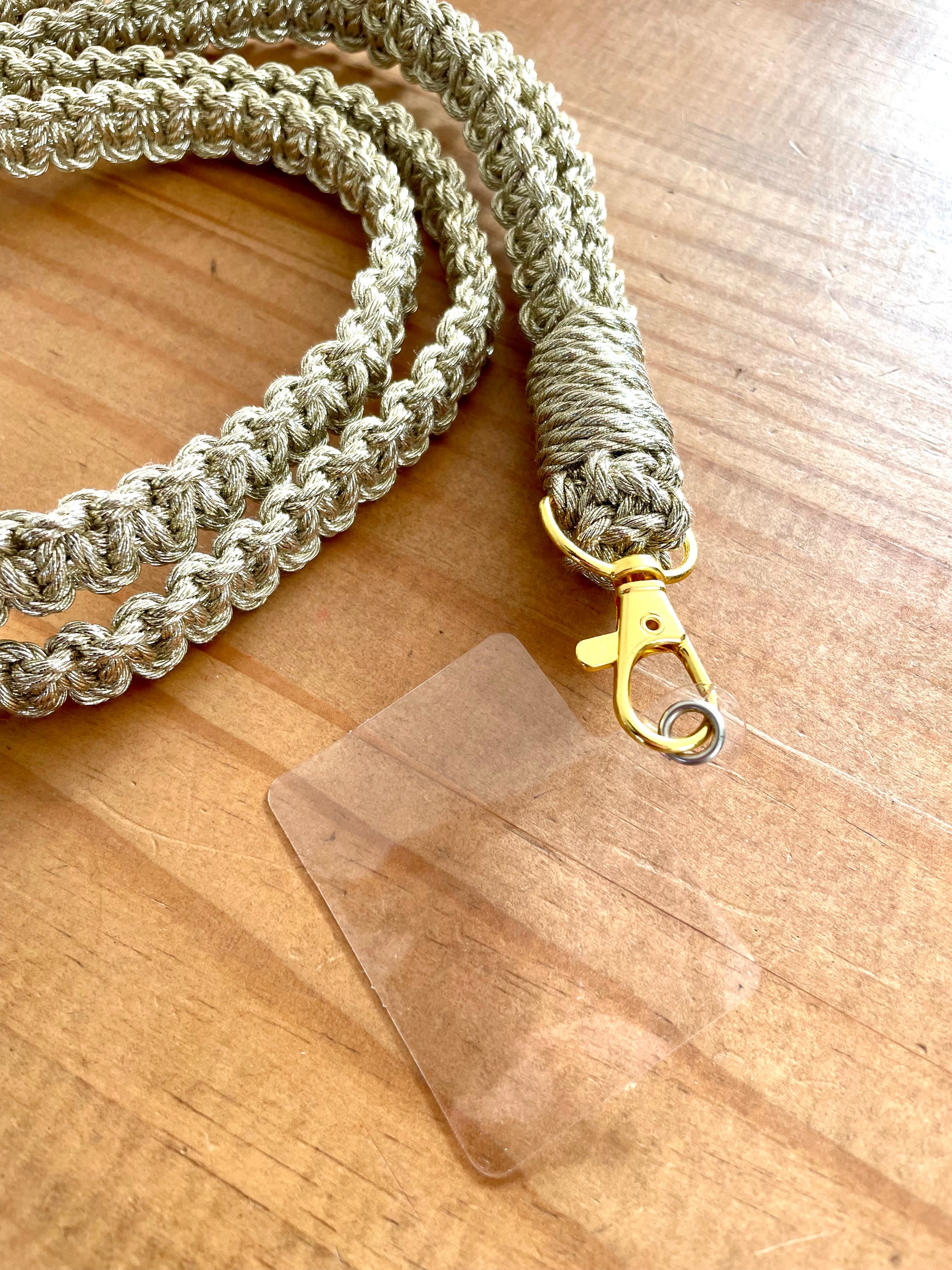 cordon de téléphone noué au macramé couleur doré avec l'adaptateur téléphone