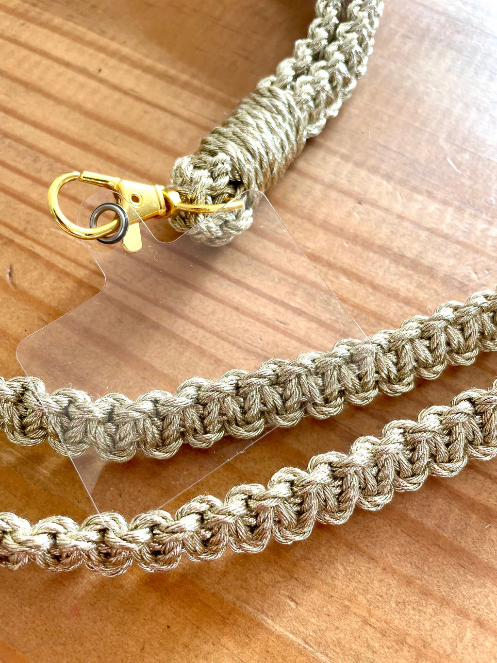 cordon téléphone noué au macramé couleur doré