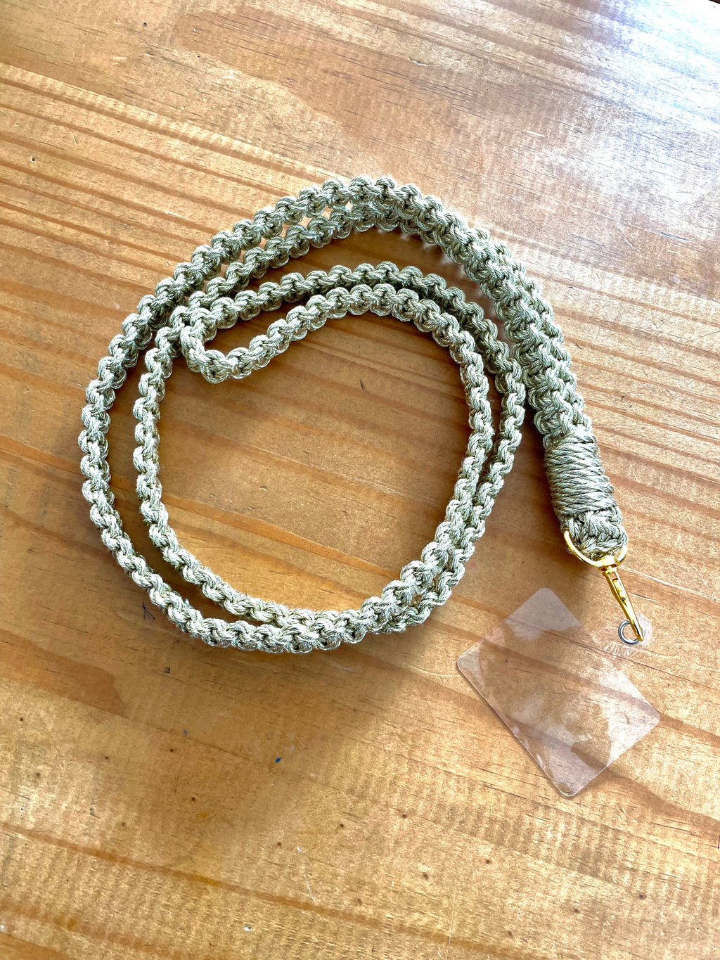 cordon de téléphone doré en macramé enroulé sur une table