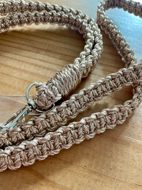 zoom sur un cordon de téléphone rose métallisé