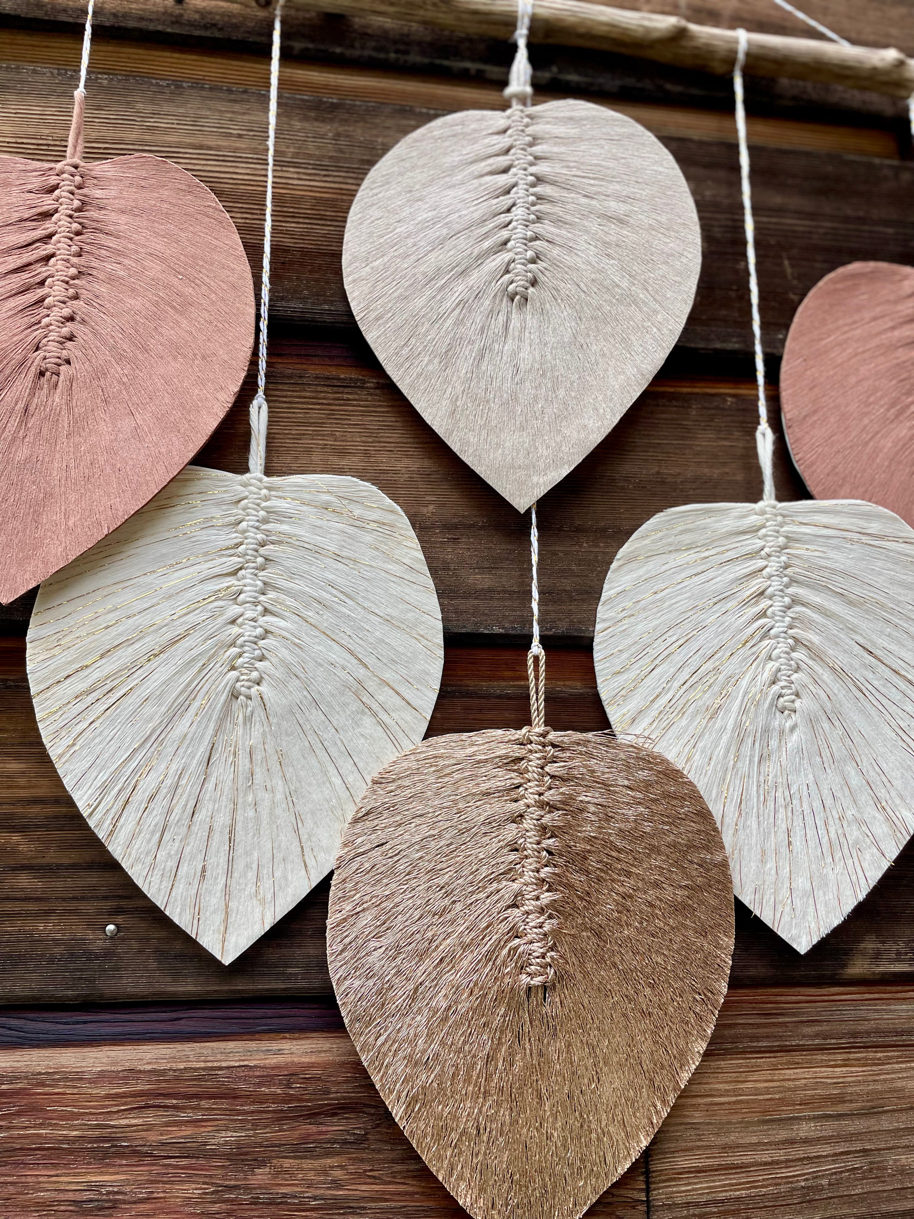 décoration murale en macramé. Feuilles stabilisées dorées et terracotta
