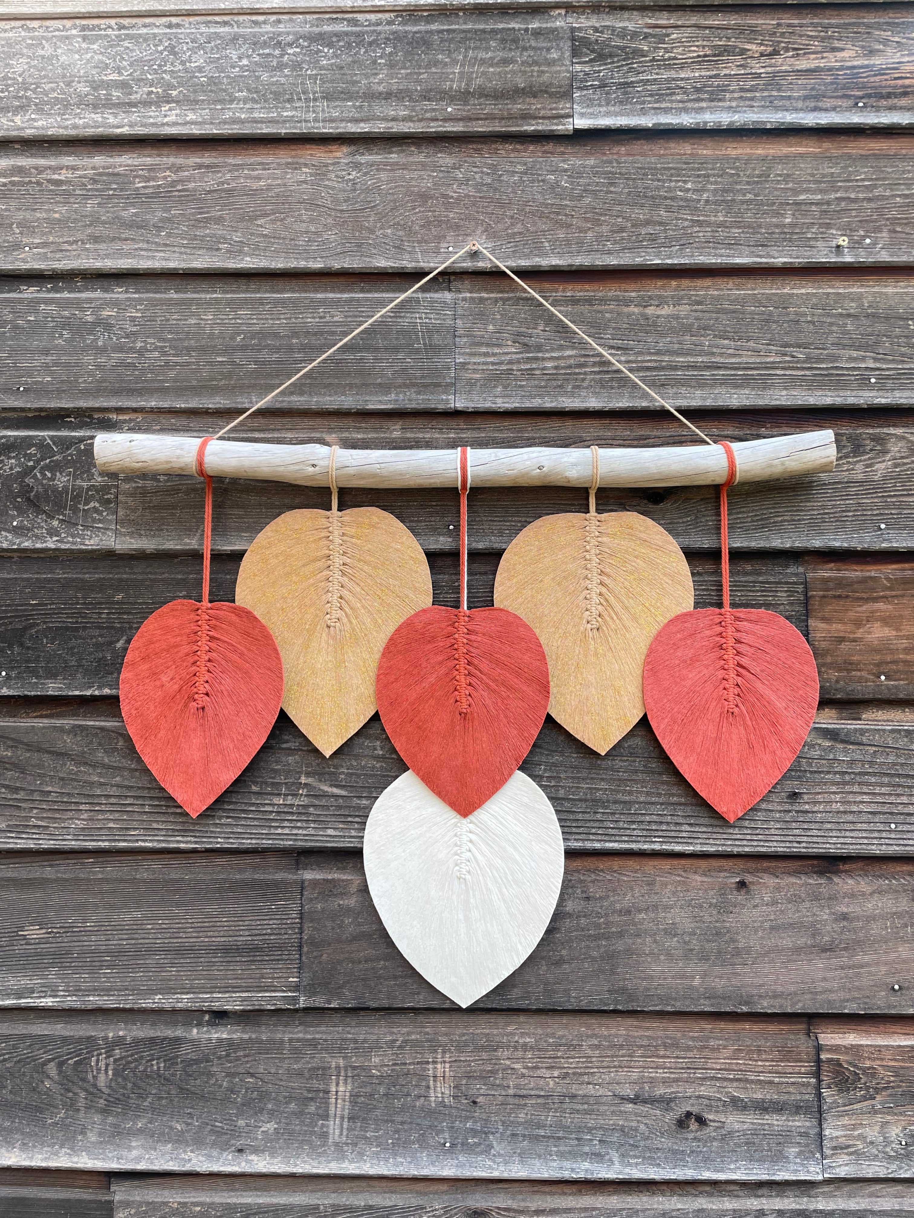 belle décoration murale feuilles stabilisées en corde de coton blanc marron et terracotta suspendues à un bois flotté création artisanale en macramé entièrement réalisée à la main