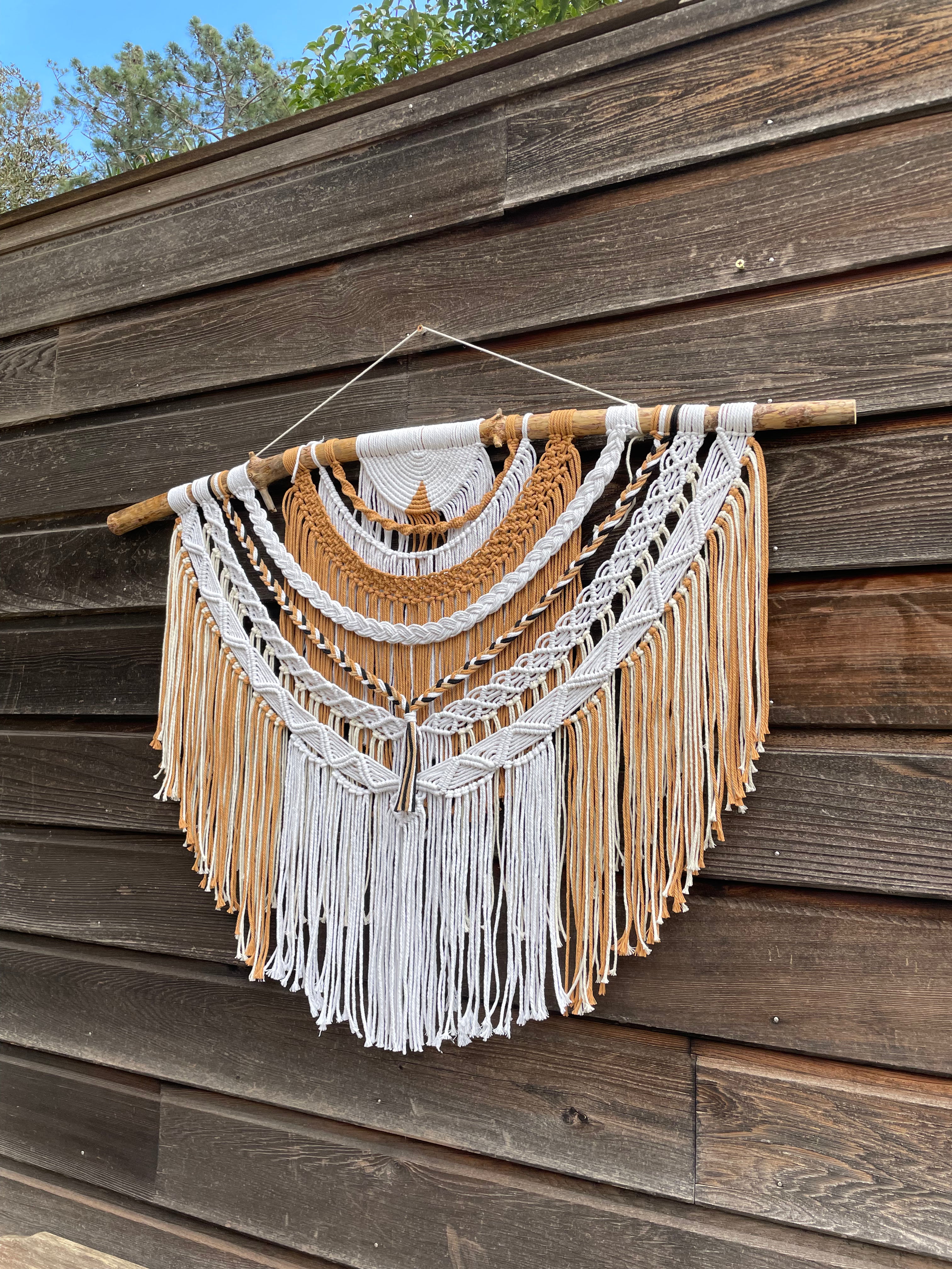 grande décoration murale bohème chic cordes macramé blanche caramel marron beige et blanc suspendu à un bois flotté