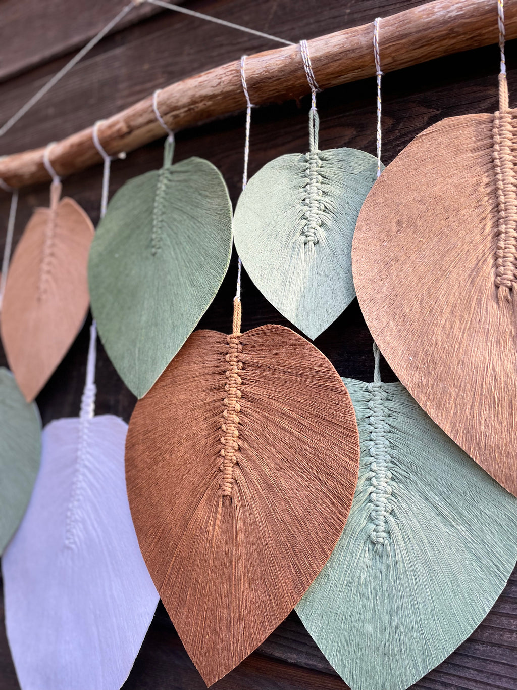 décoration murale support bois flotté technique macramé en coton ton naturel vert marron beige et blanc