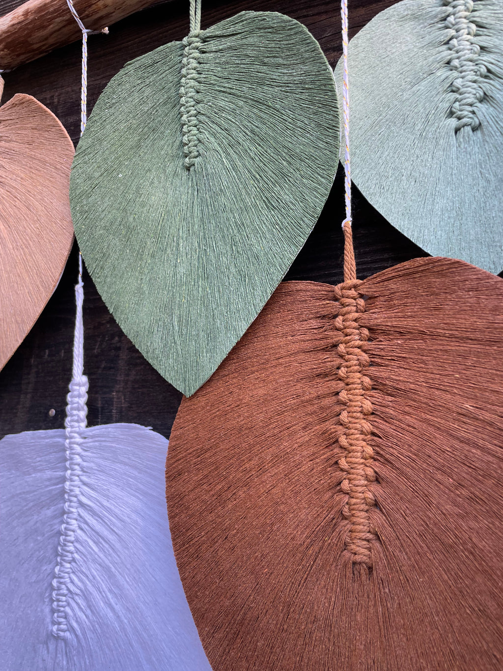 décoration murale artisanat technique macramé avec du coton et du bois flotté dans les tons naturelles vert beige marron et blanc