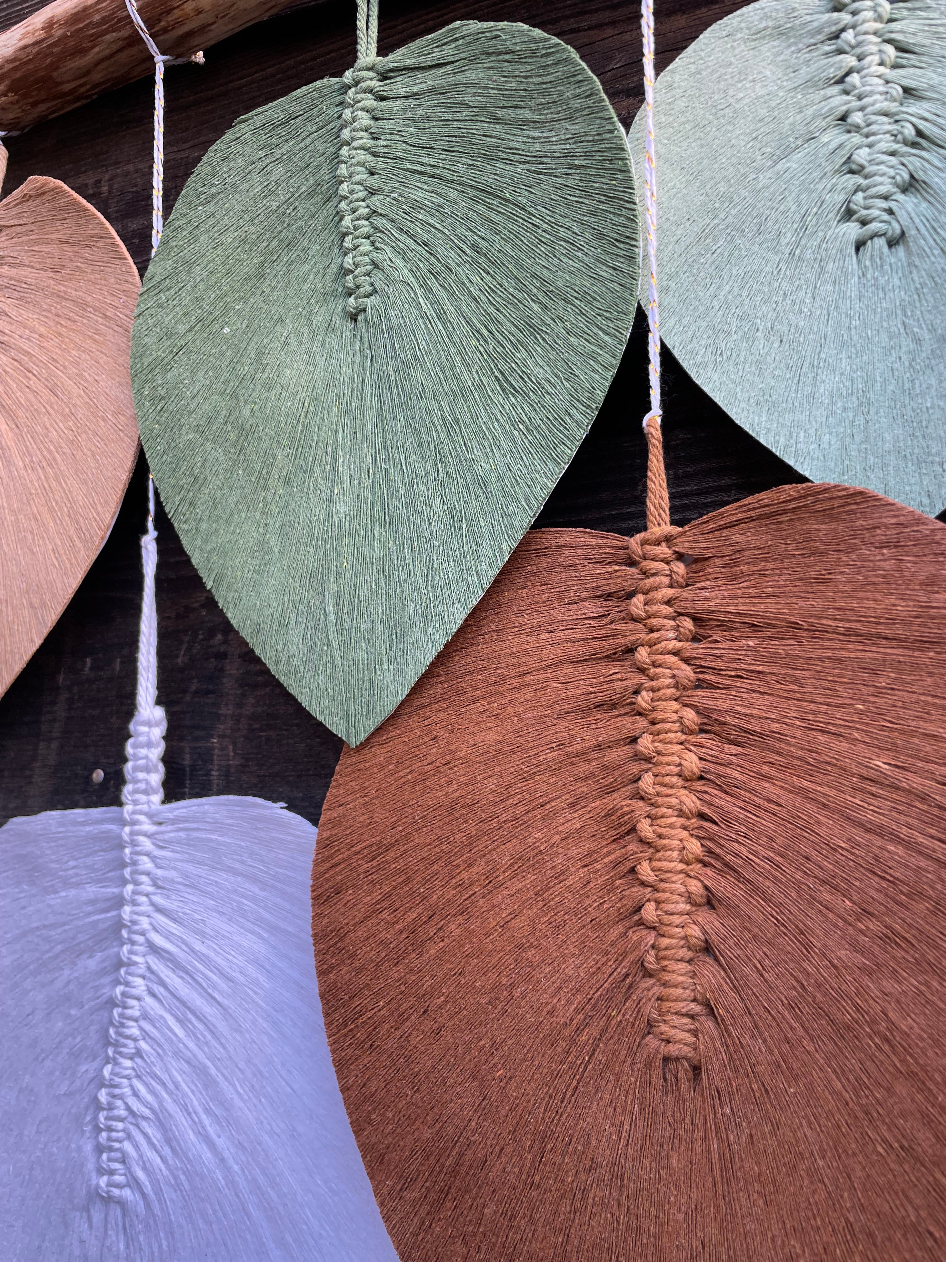 décoration murale artisanat technique macramé avec du coton et du bois flotté dans les tons naturelles vert beige marron et blanc