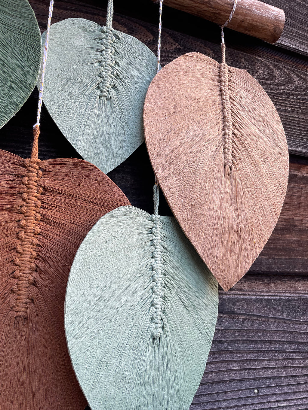 décoration murale feuille naturelle en coton et bois technique macramé couleur beige marron vert et blanc