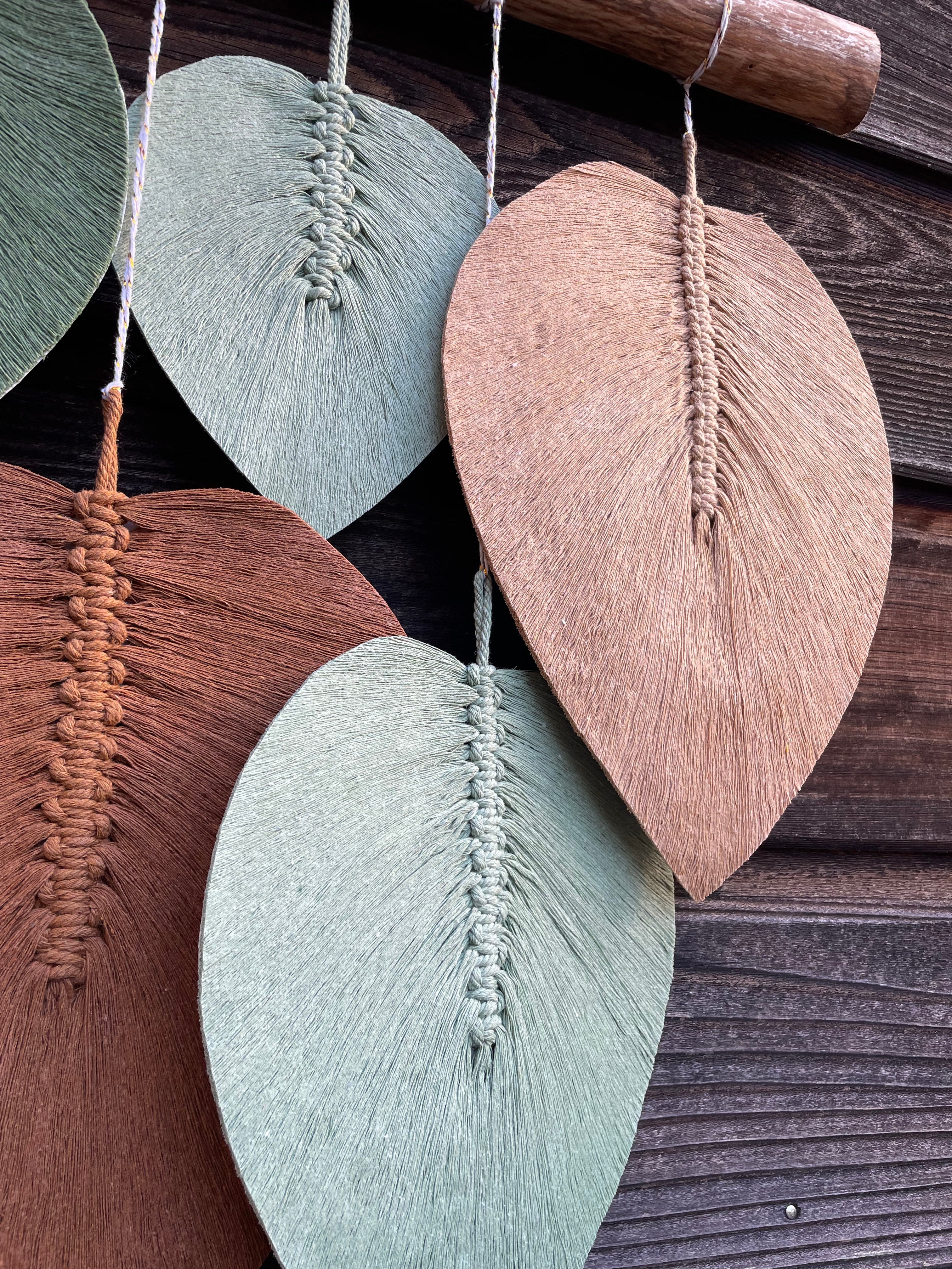 décoration murale feuille naturelle en coton et bois technique macramé couleur beige marron vert et blanc