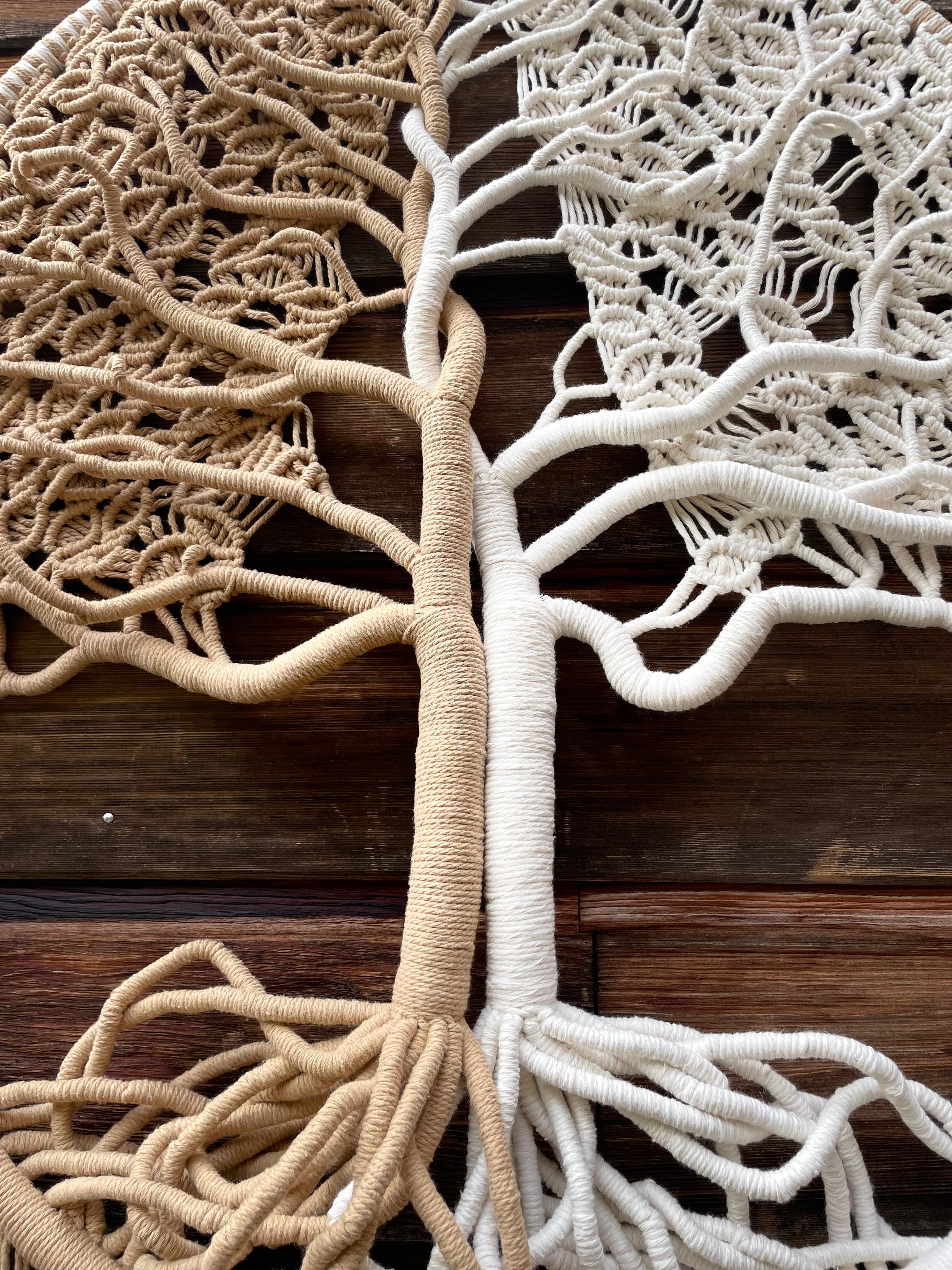 décoration murale arbre de vie entièrement réalisée à la main fabrication artisanale de couleur crème et marron clair racines tronc et branches autour d'un cercle de 80 cm de diamètre 