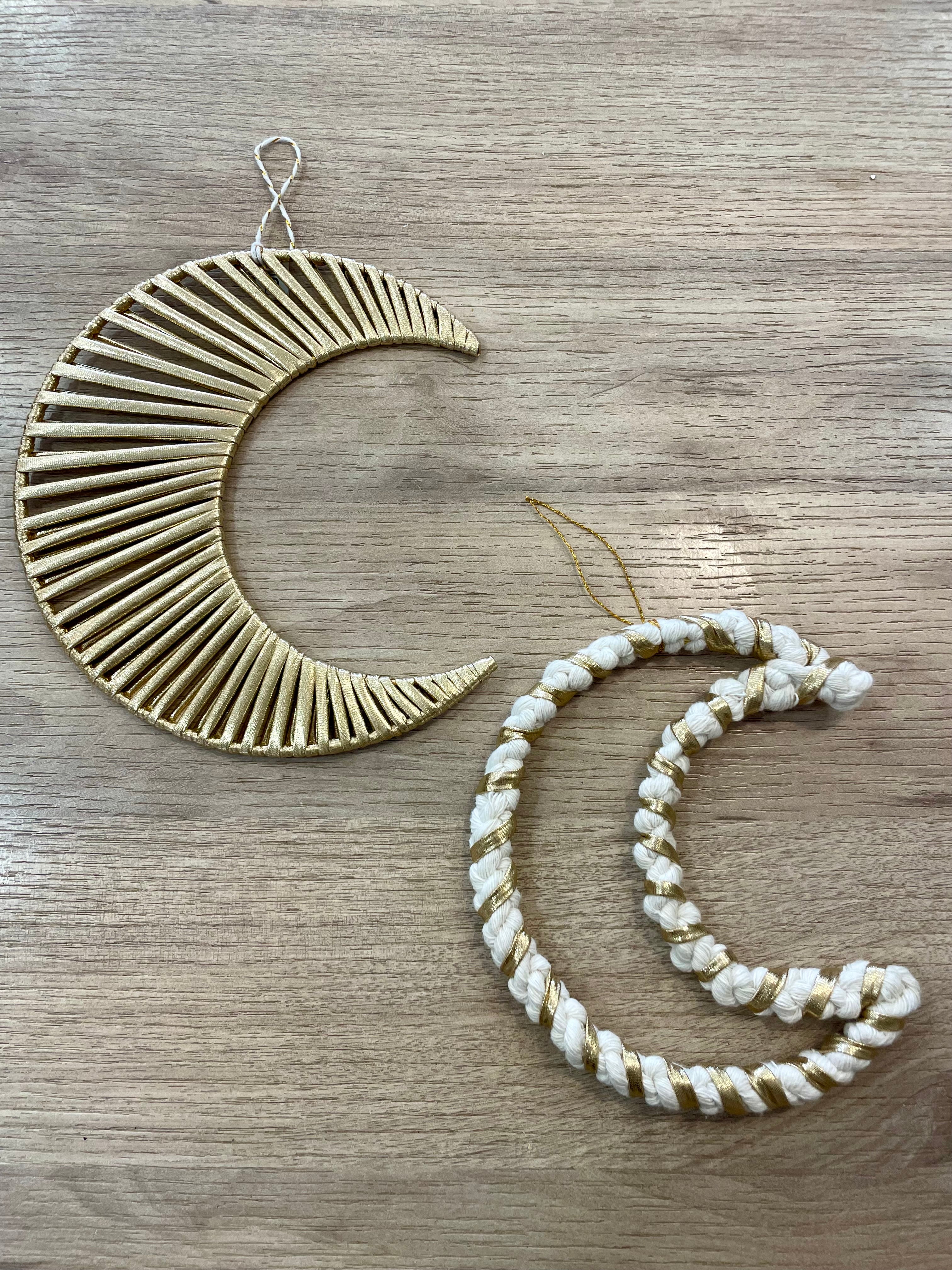 duo de décorations à suspendre en forme de lunes en technique macramé la première est en tissu dorée la deuxième en coton blanc et tissu doré