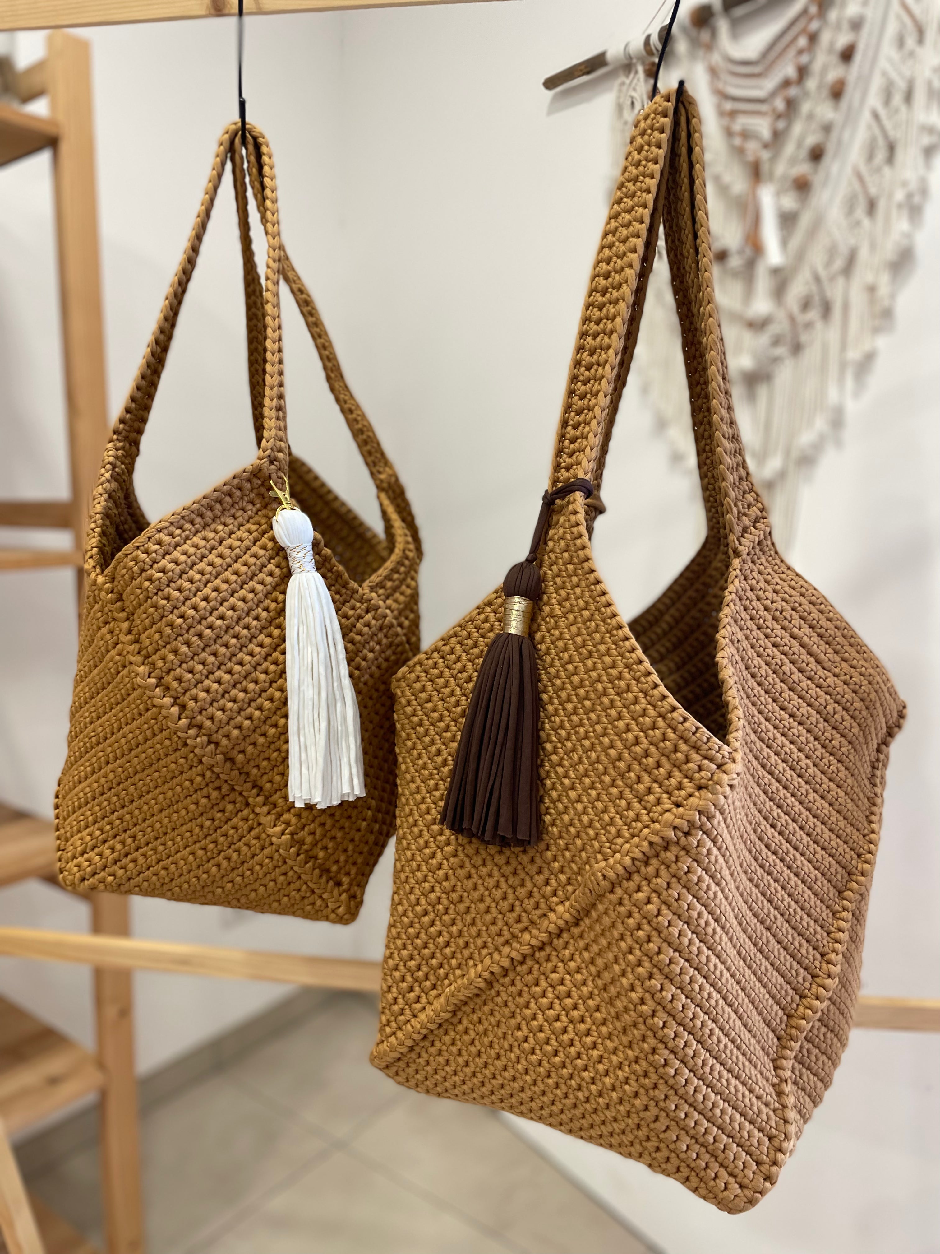 comparatif duo sac cabas caramel avec pompon décoratif anses larges et confortables taille medium et large