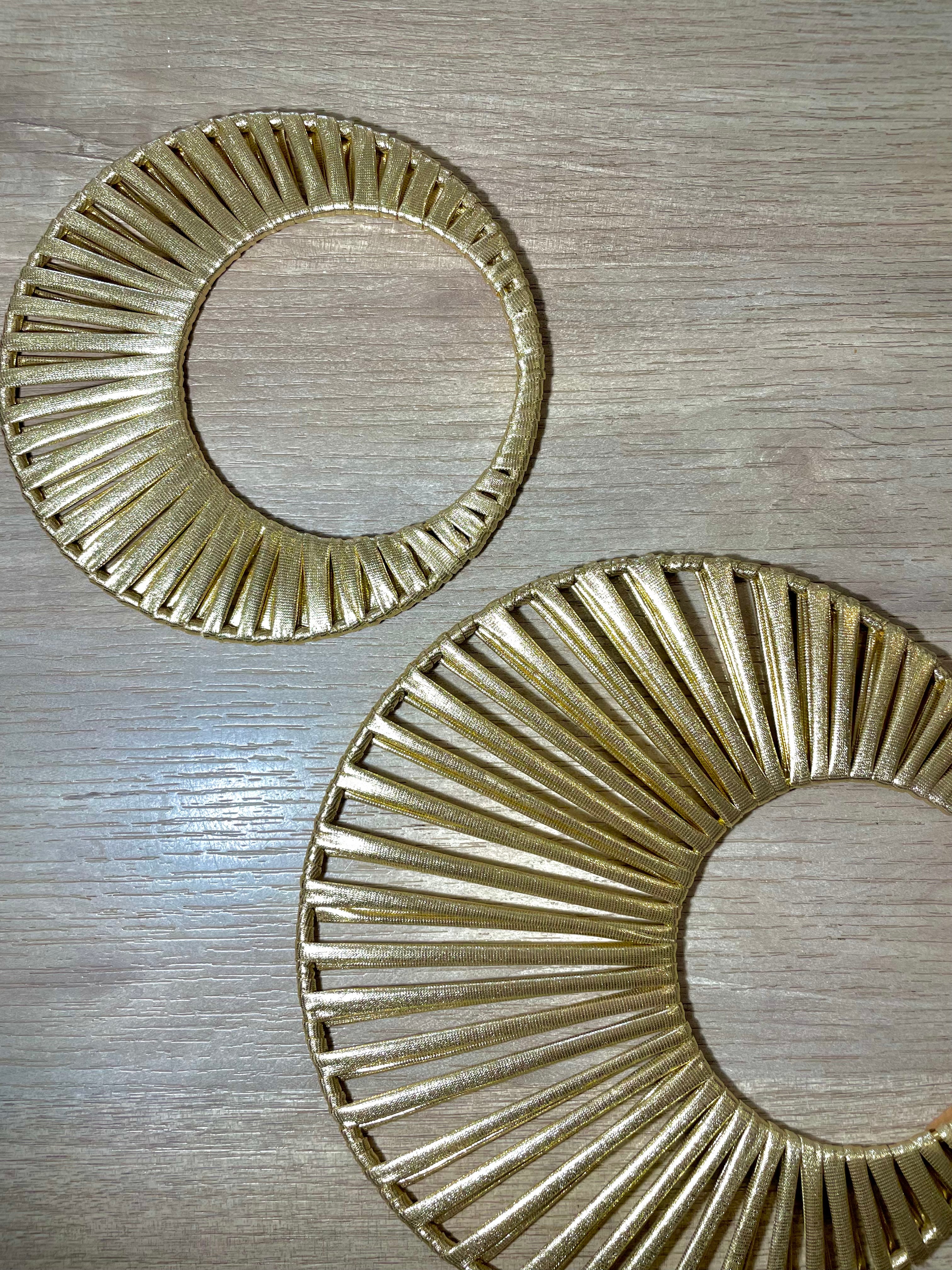 duo de décorations en forme de soleil doré a accrocher sur un mur