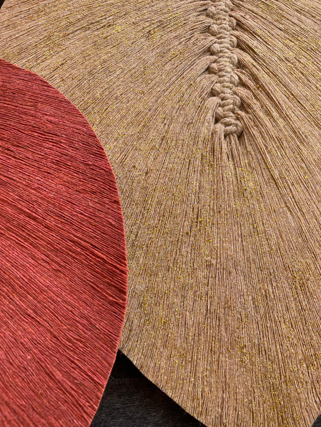 zoom sur une feuille stabilisée en corde de coton beige à paillettes dorées création artisanale en macramé entièrement réalisée à la main