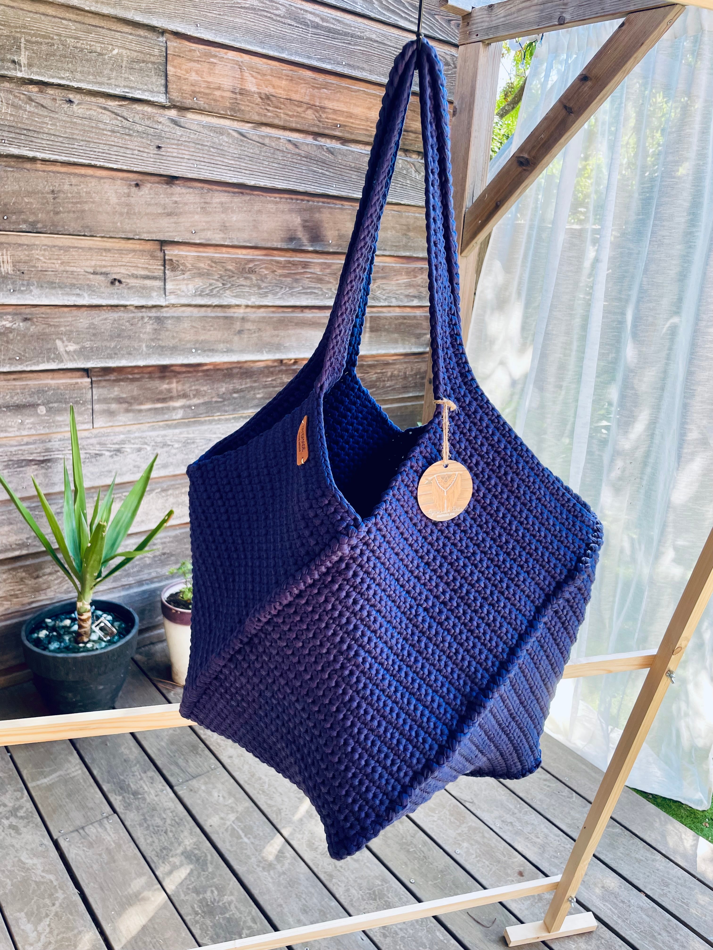 grand sac cabas bleu nuit de forme carrée porté épaules avec des larges anses confortables crocheter de manière artisanale