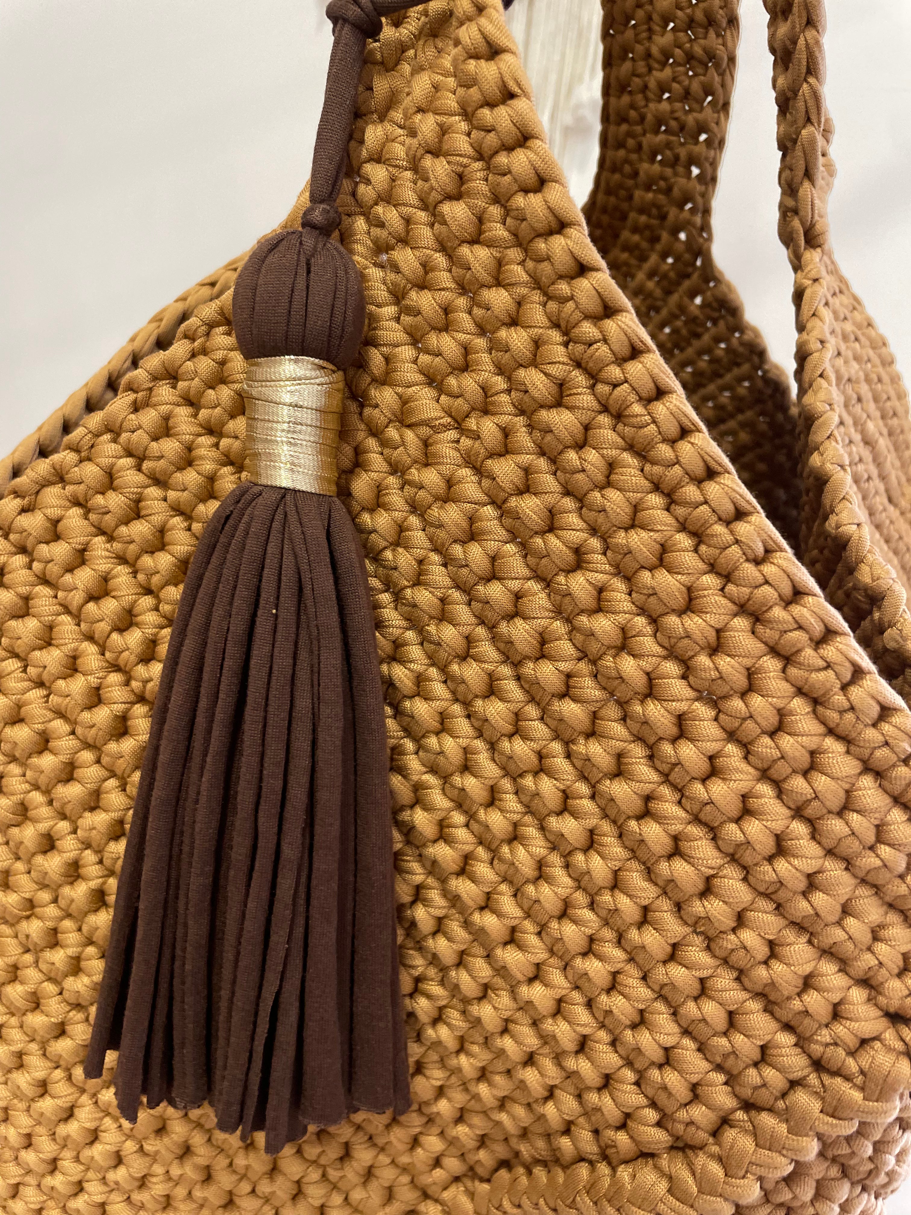 grand sac cabas caramel réalisé au crochet avec un pompon décoratif marron et doré 