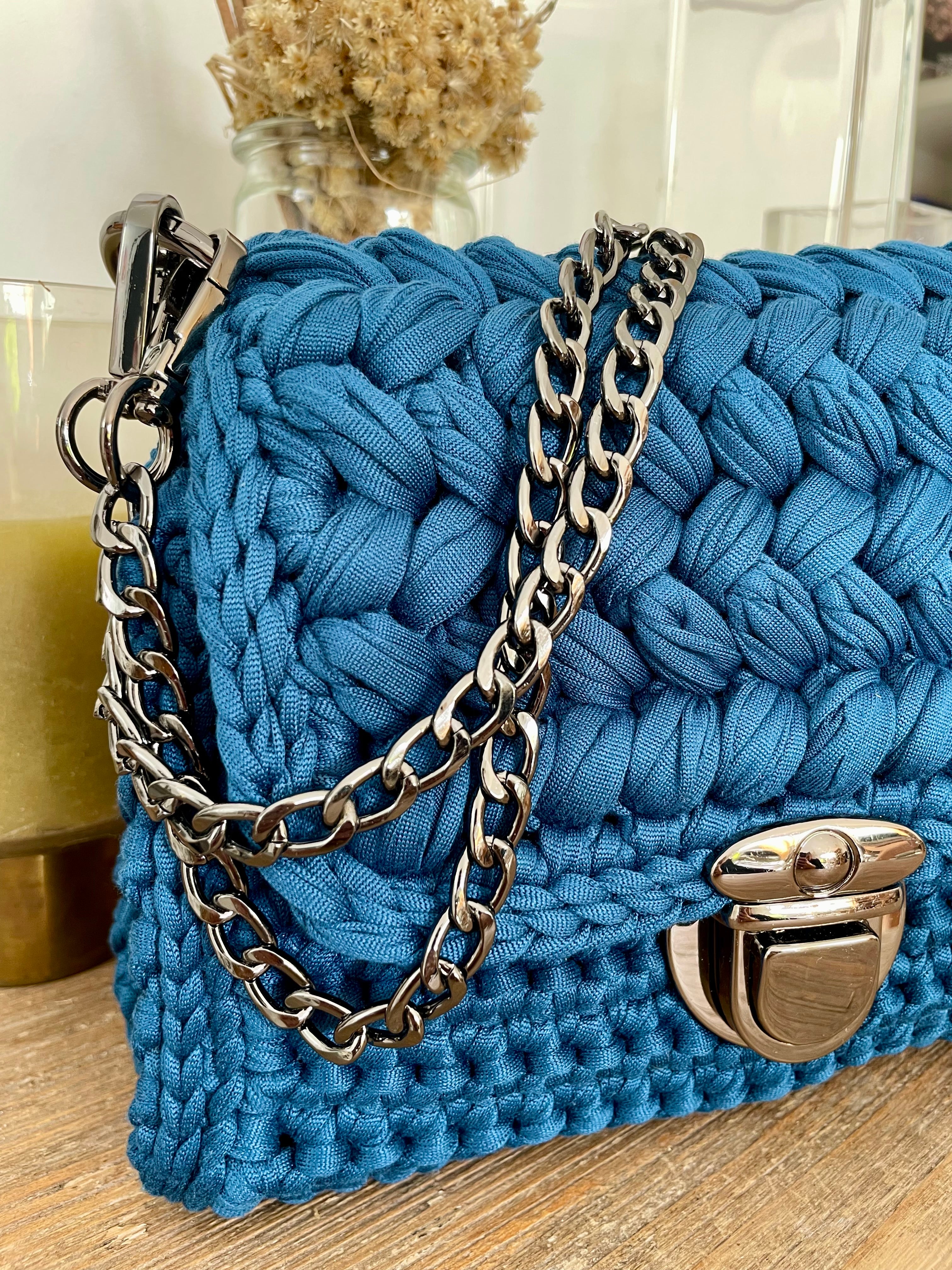 moitié de sac bleu au crochet avec une chne et un fermoir noir métallisé