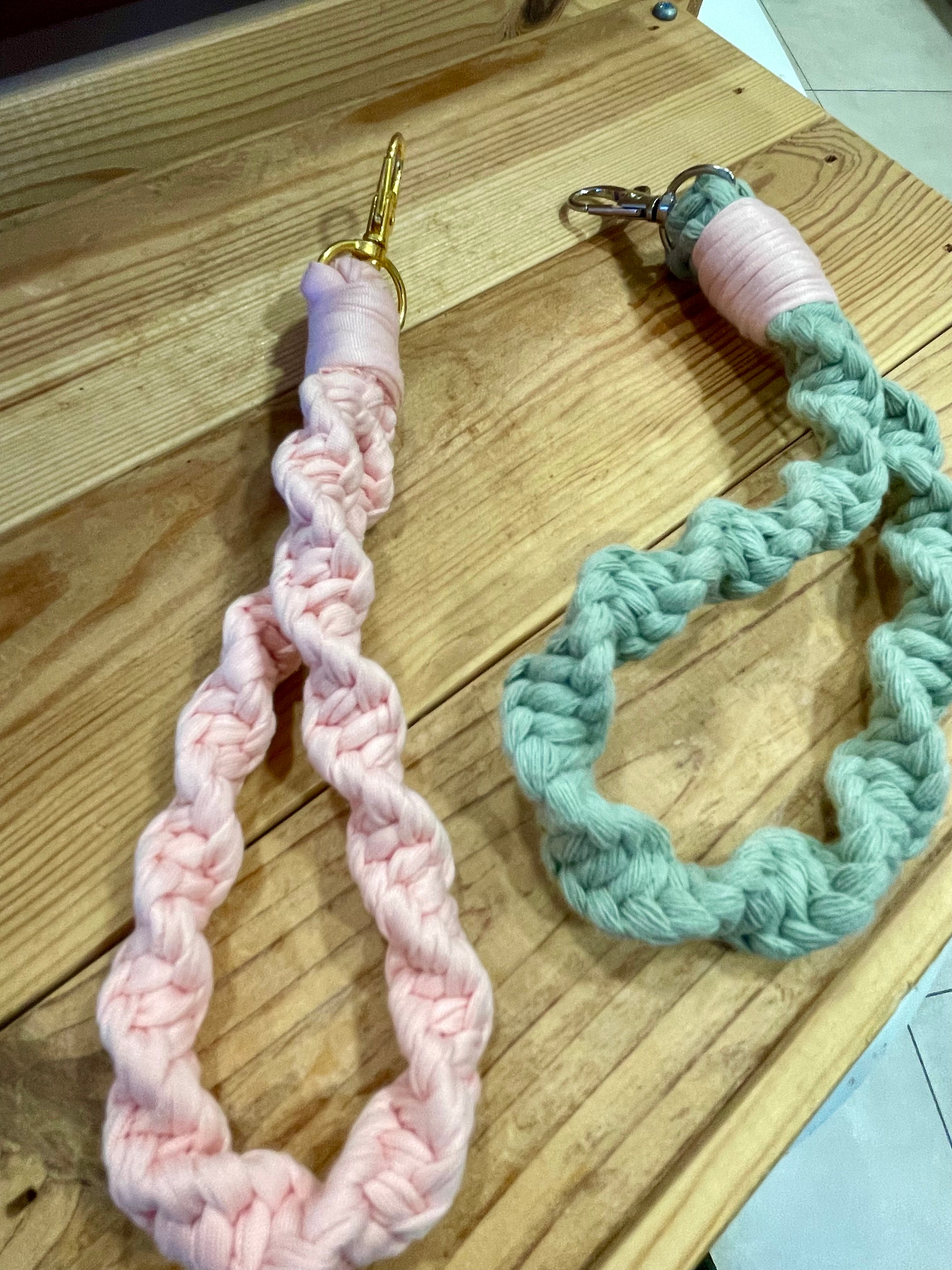 duo de portes-clés un rose un vert sauge tressé avec la technique macramé