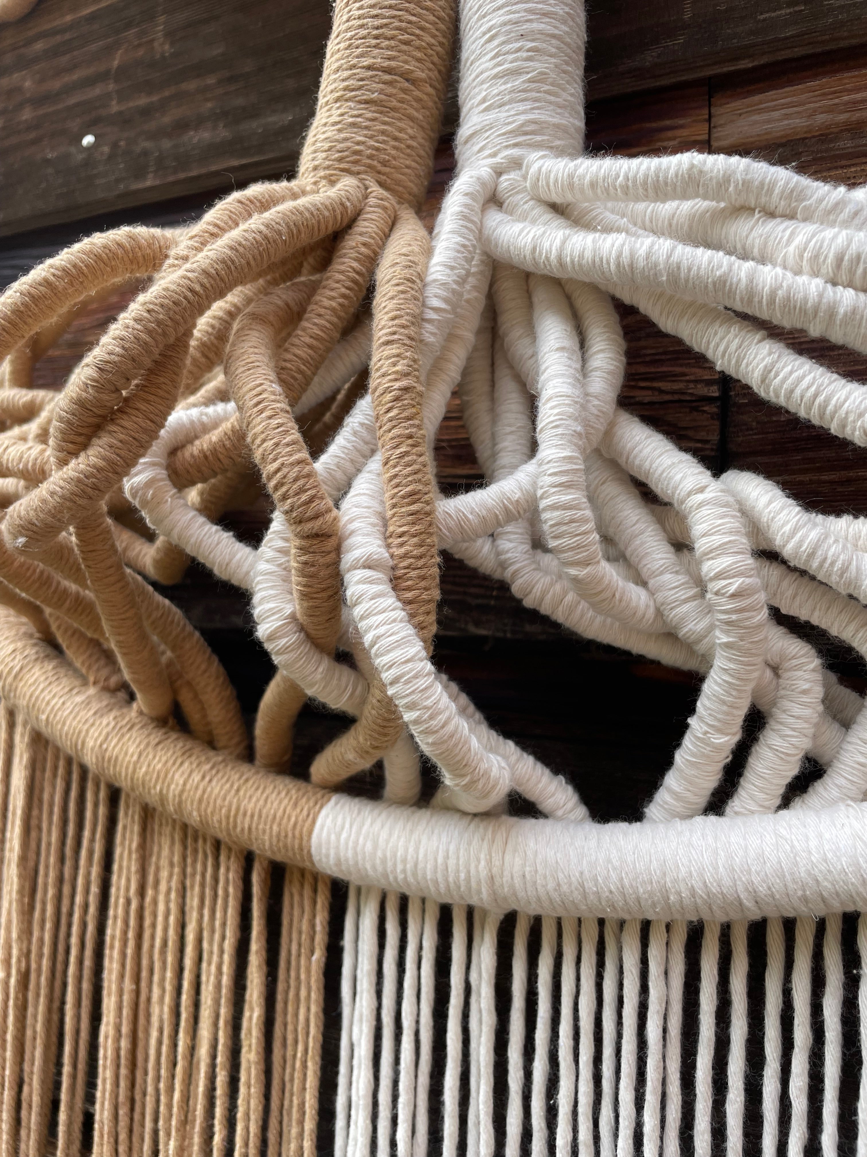 racines d'une décoration murale en macramé grand arbre de vie bi color beige et blanc travail artisanal entièrement fabriqué à la main avec de la corde de coton