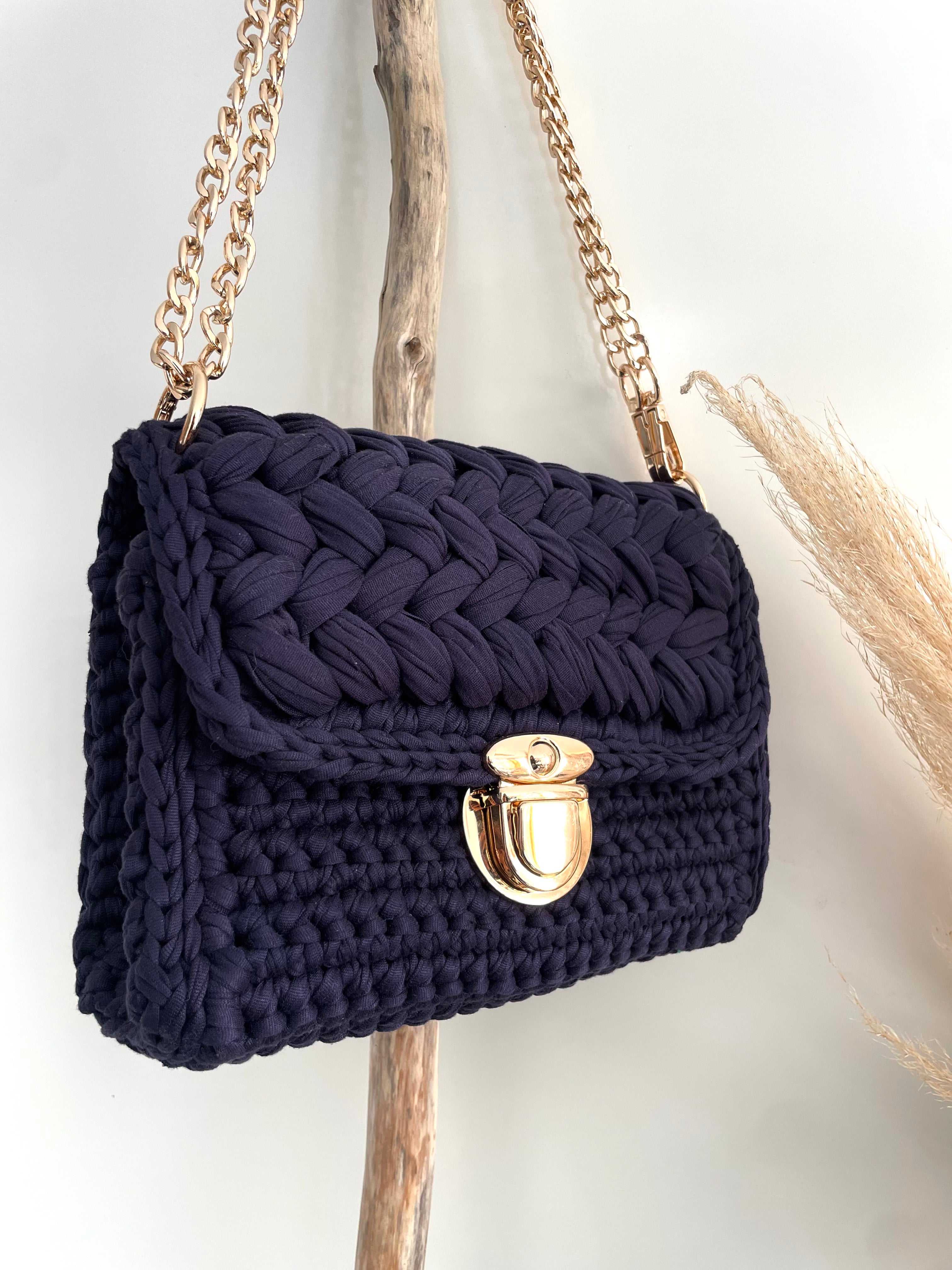 sac bleu nuit au crochet avec attache et fermoir doré 