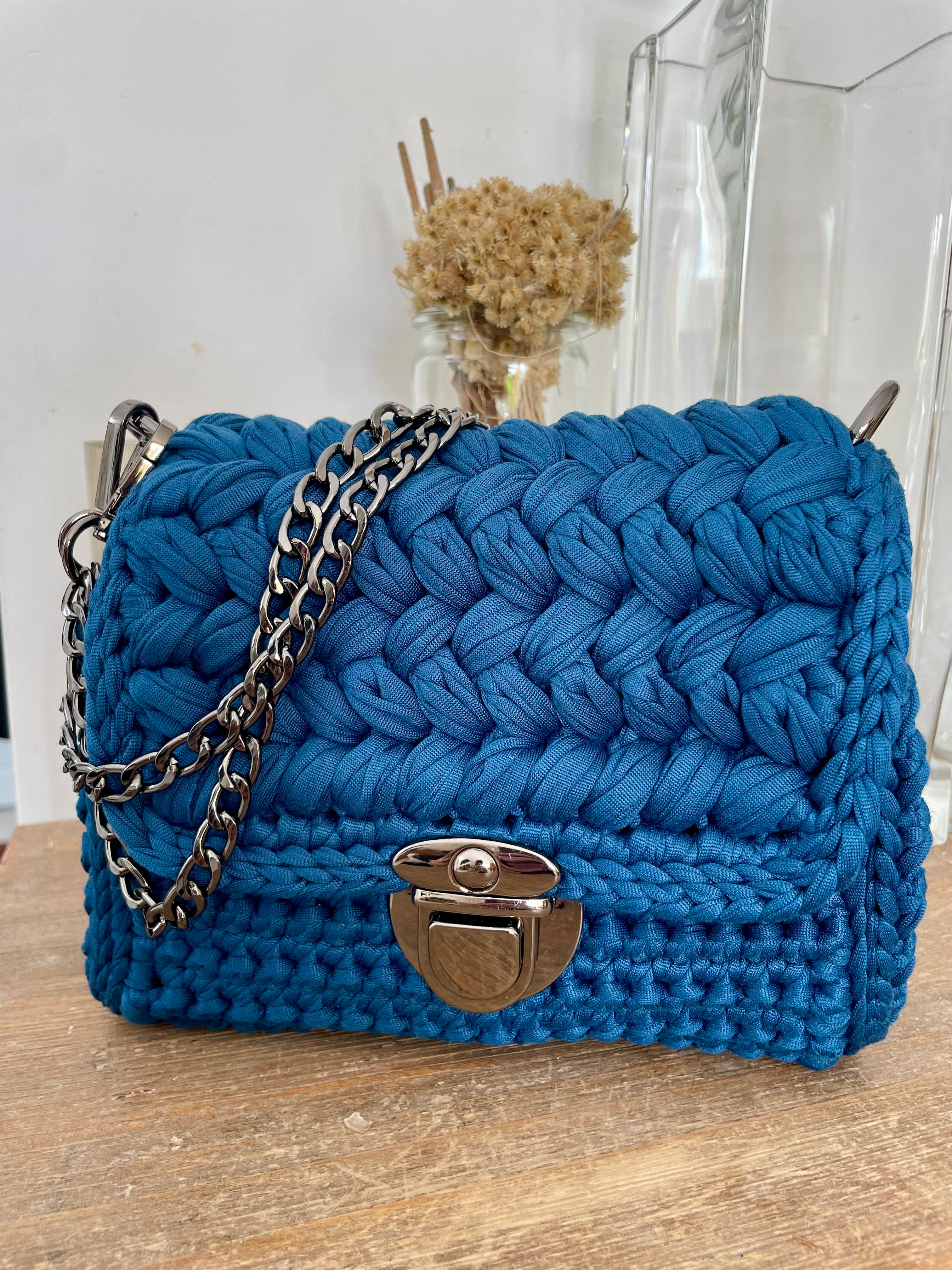 sac bleu pétrole crocheté avec une chaine noire métallisé