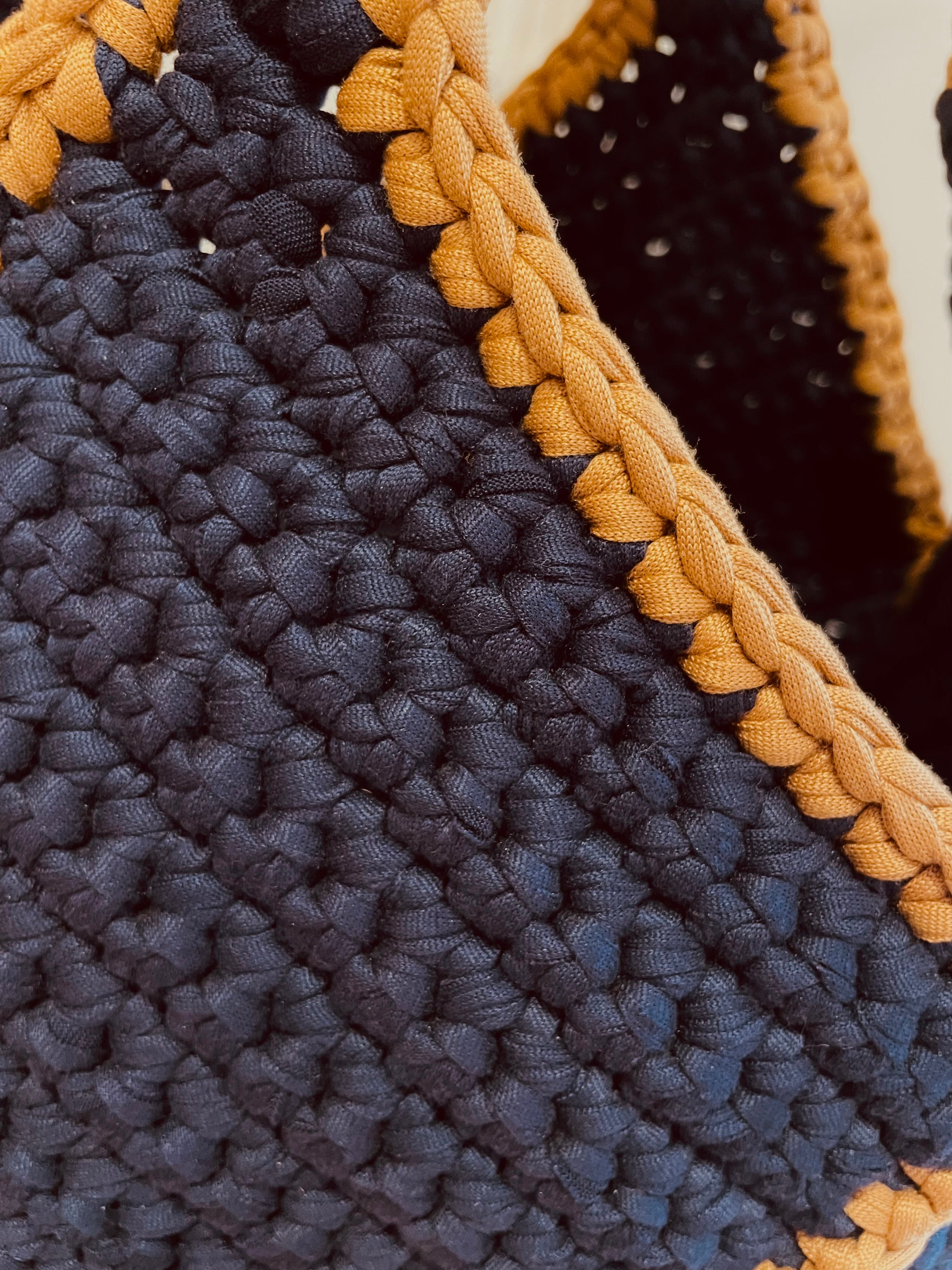sac cabas medium bi color bleu nuit et coutures caramel technique de fabrication artisanale au crochet de forme carrée