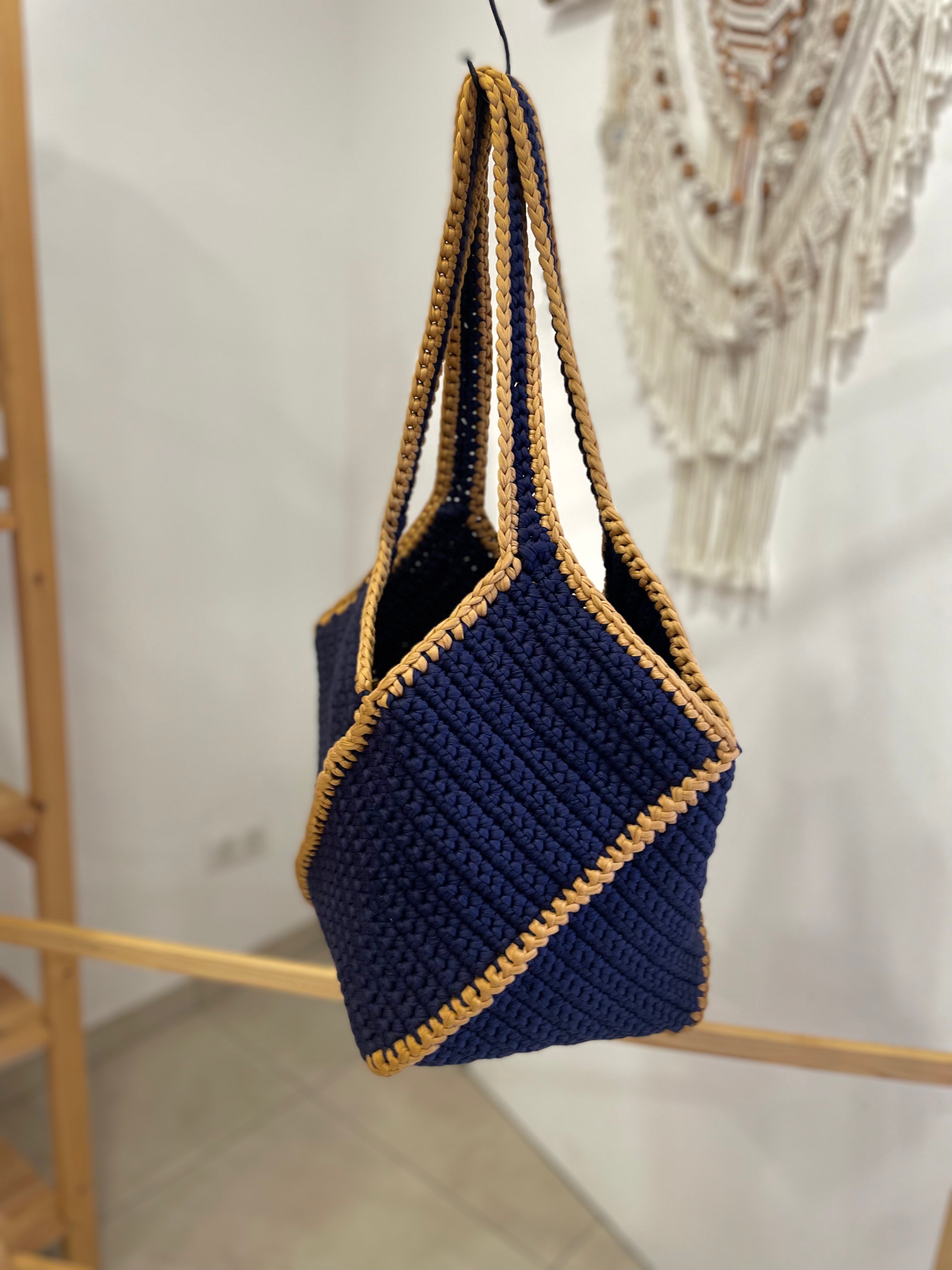 sac cabas bi color bleu et coutures caramel taille medium forme carrée avec des anses confortables 