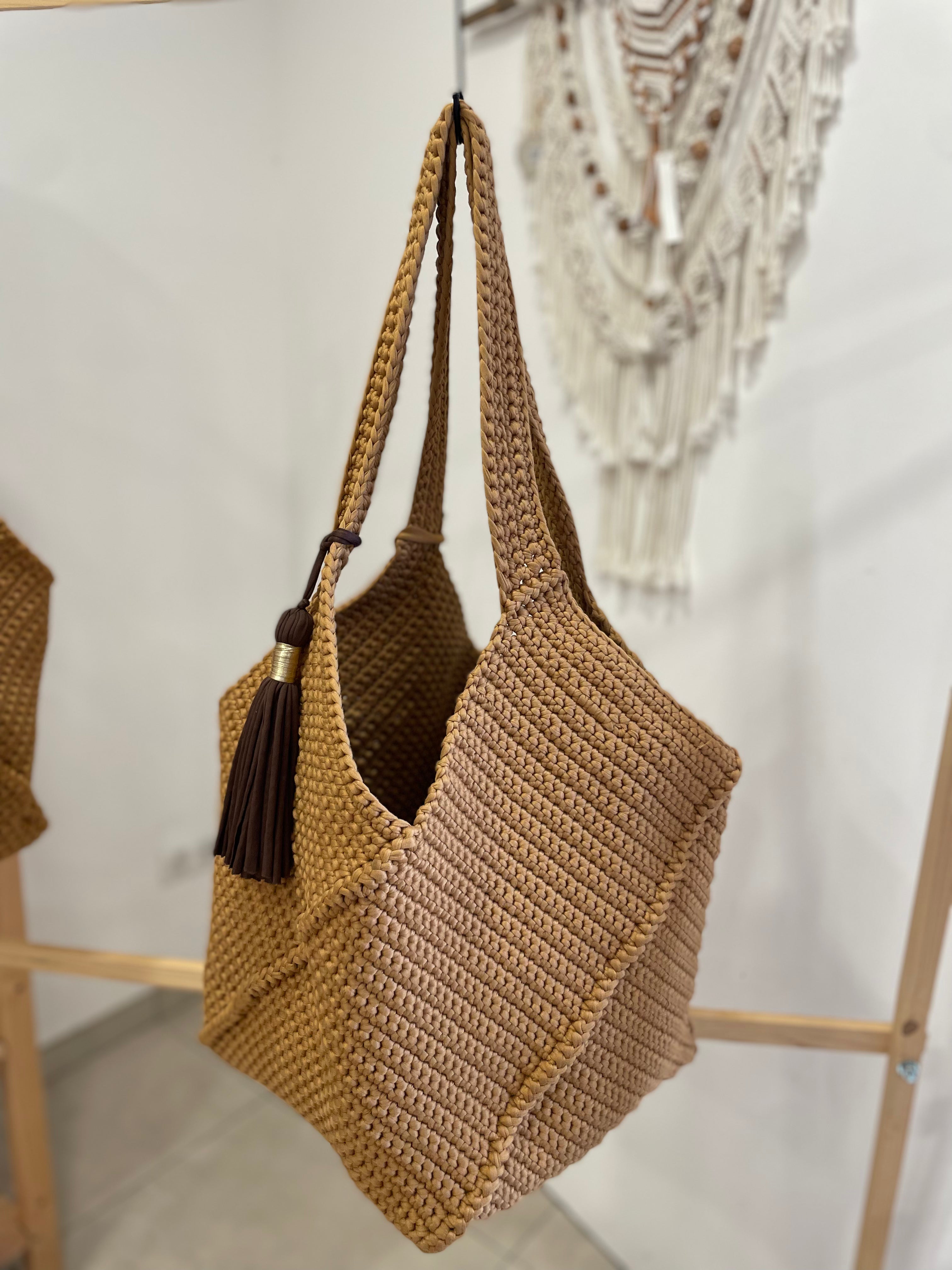 grand sac cabas caramel artisanal technique crochet avec pompon décoratif marron et doré anses larges et confortables