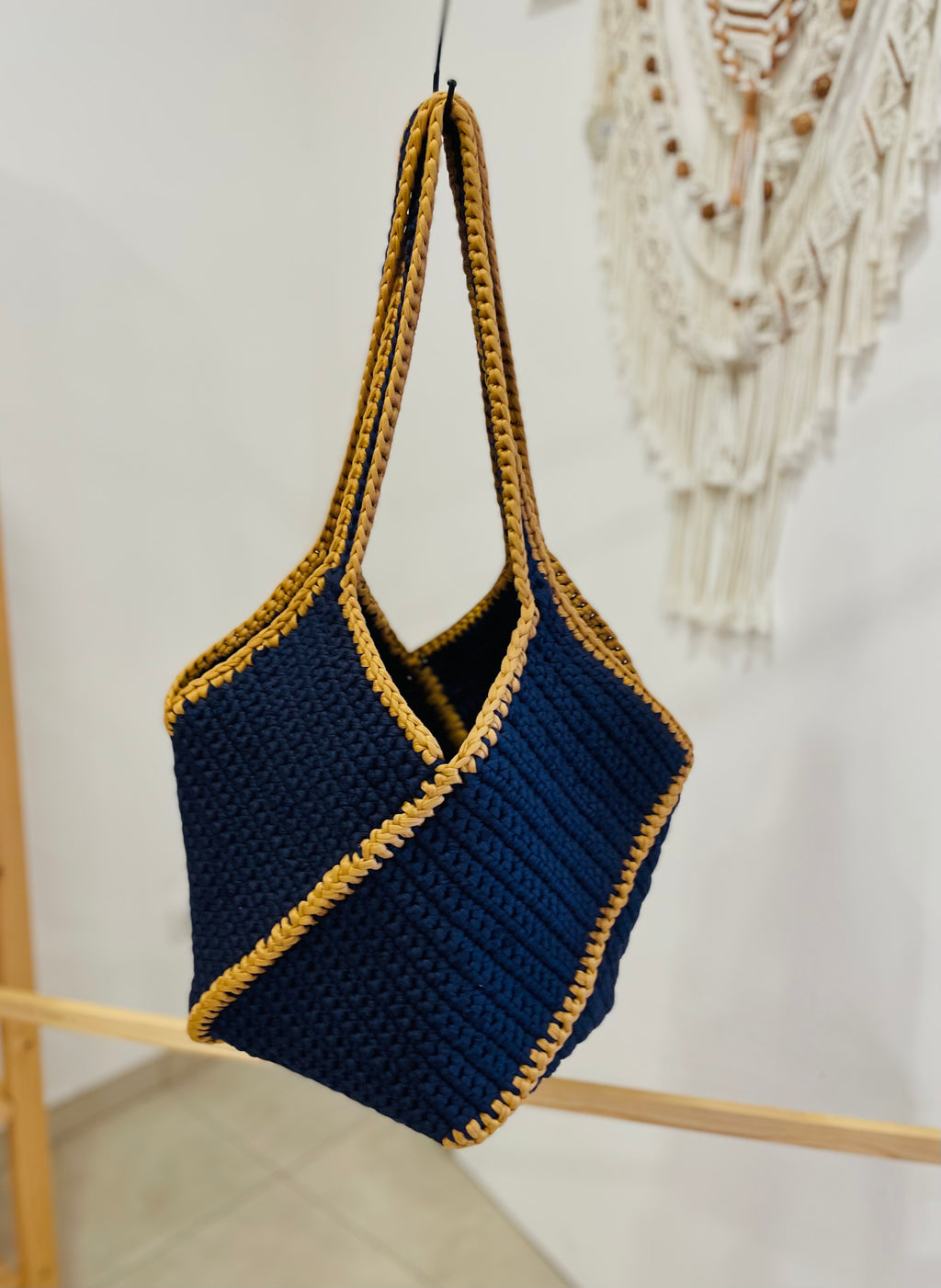 sac cabas de taille moyenne couleur bleue nuit et coutures caramel anses larges et agréables à porter forme carrée