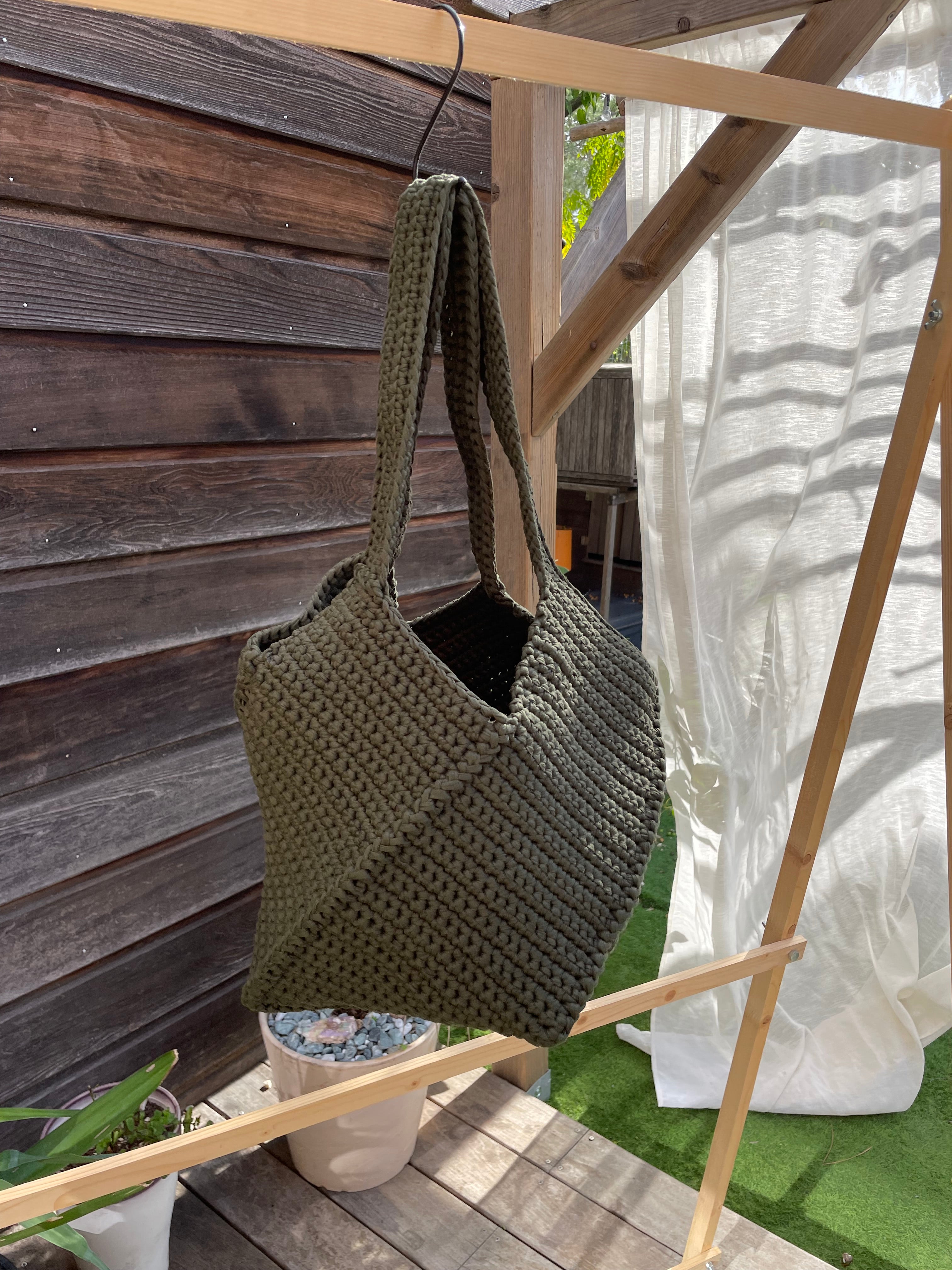 sac cabas kaki avec de larges anses confortables de forme carrée confection artisanale au crochet