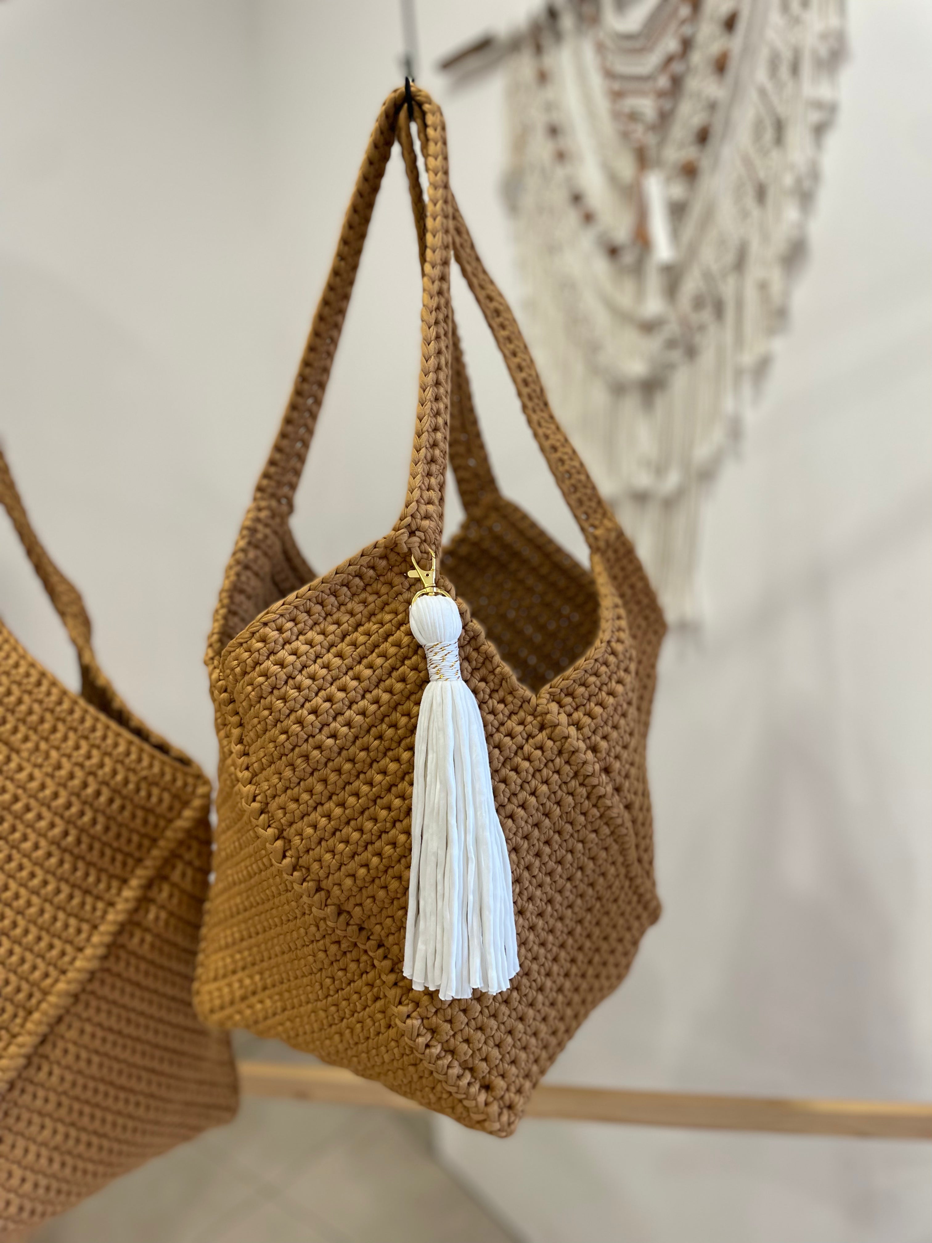 sac cabas caramel taille medium forme carrée avec pompon décoratif blanc et doré technique artisanal au crochet anses confortables