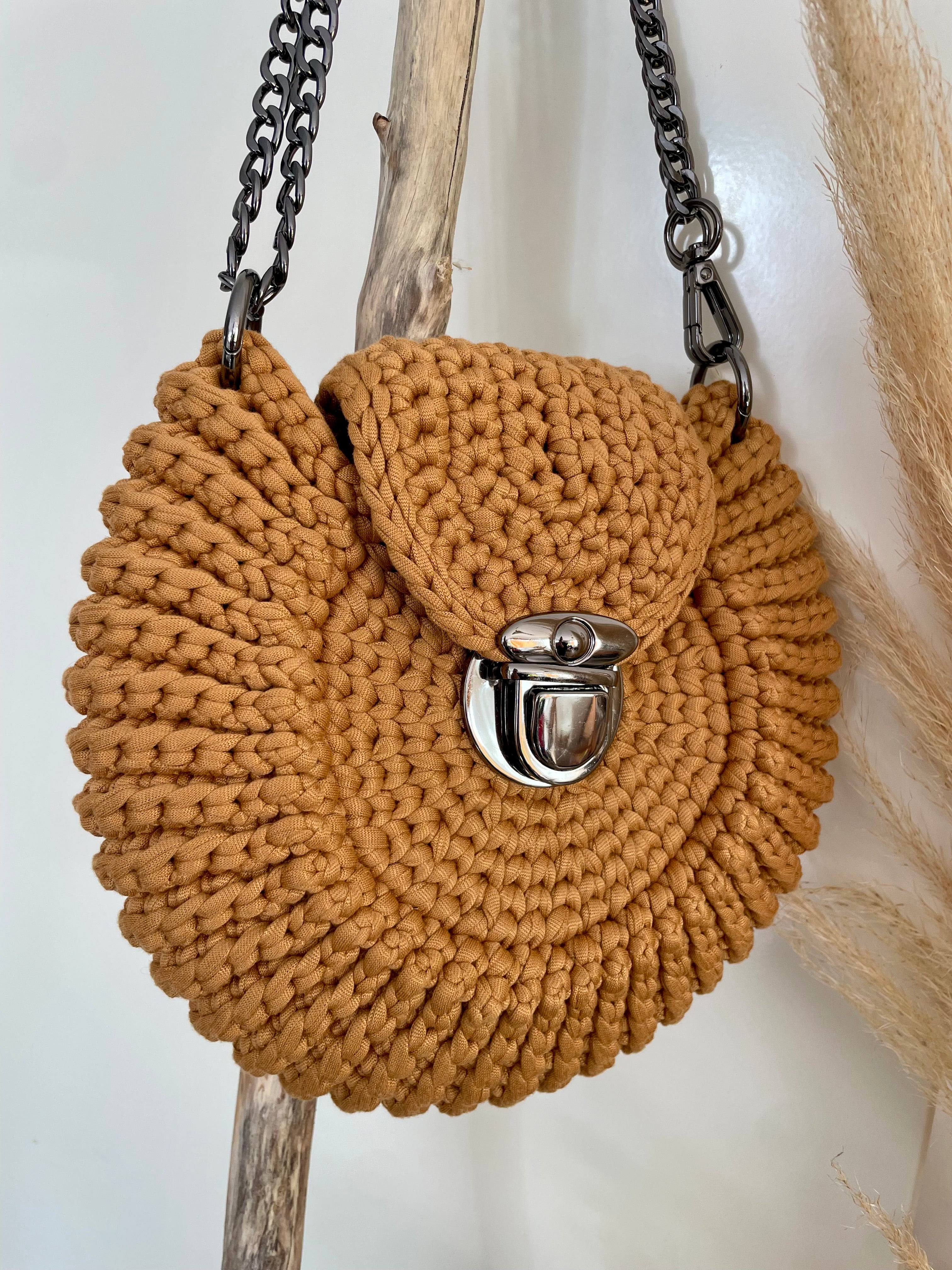 sac coquillage couleur caramel avec fermoir noir métallisévu de profil tressage au crochet
