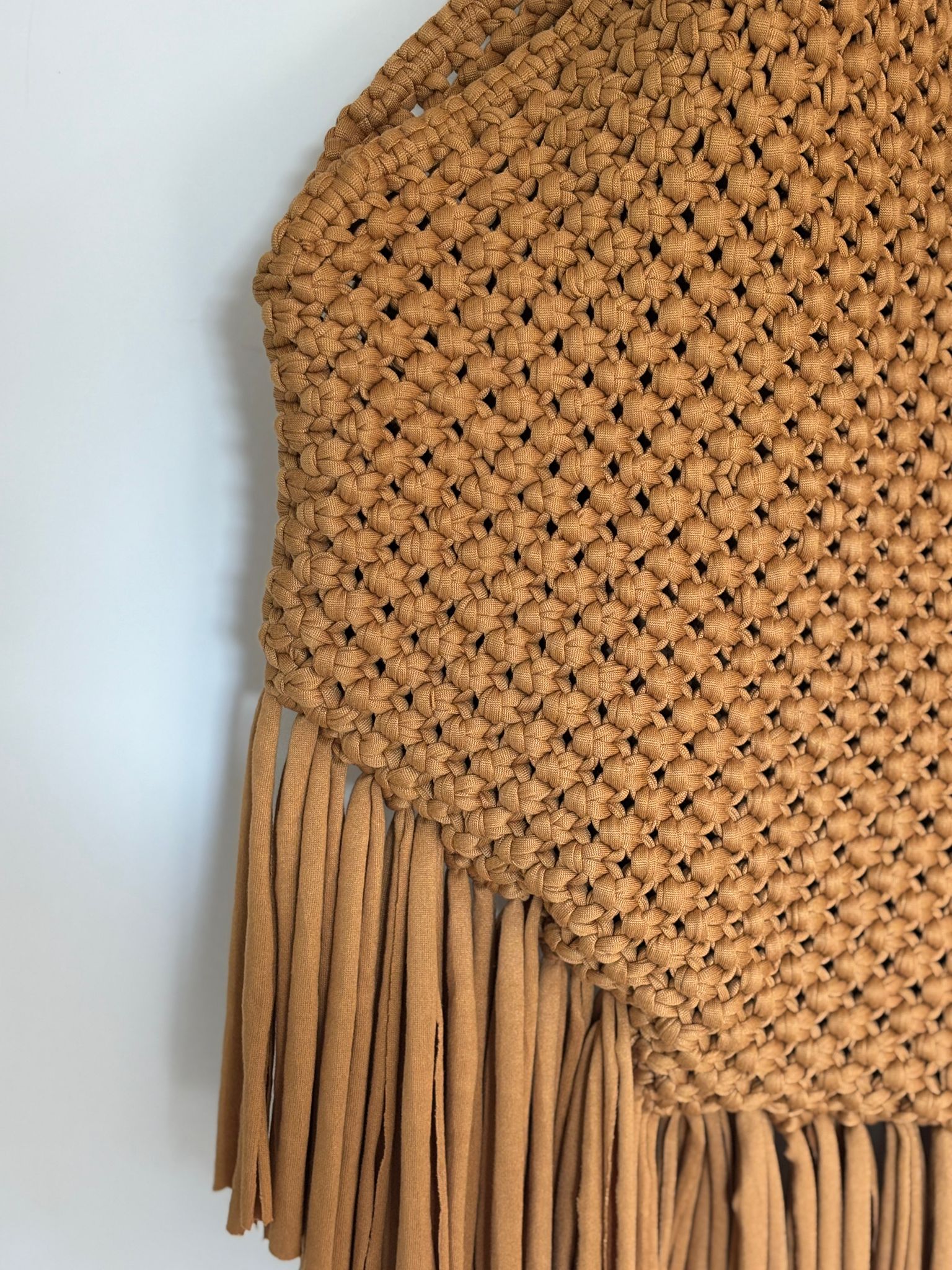 zoom sur un sac à franges couleur marron caramel technique de tressage macramé