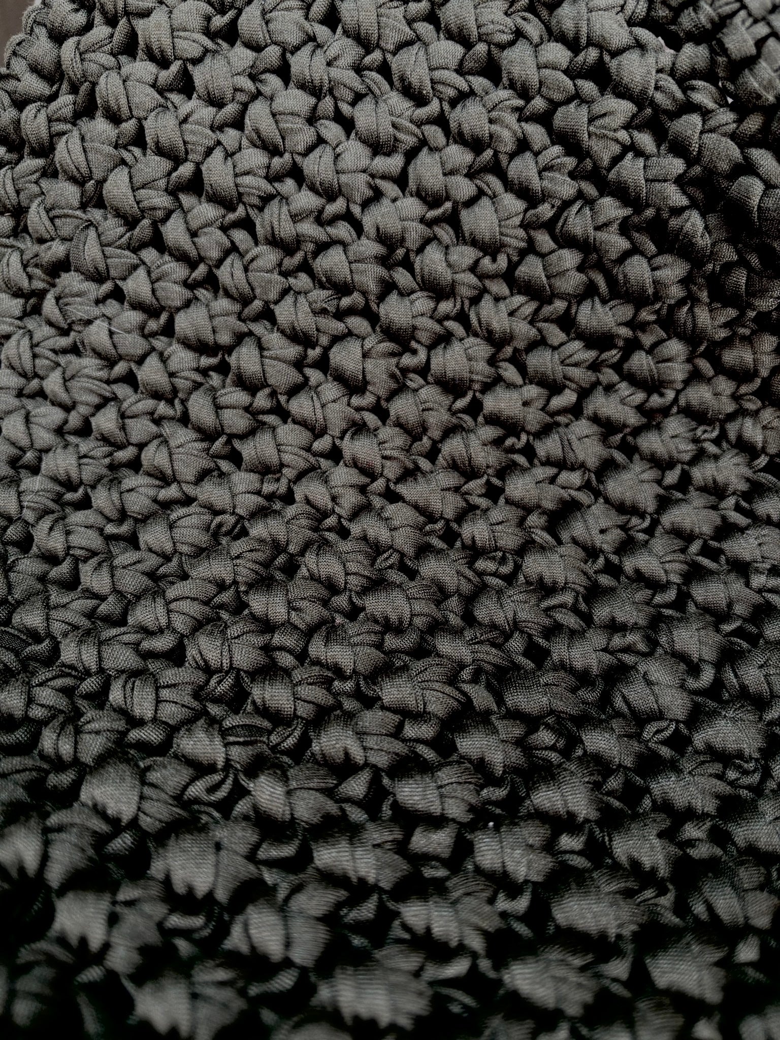 zoom sur un sac en macramé noir nœuds serrés non ajourés