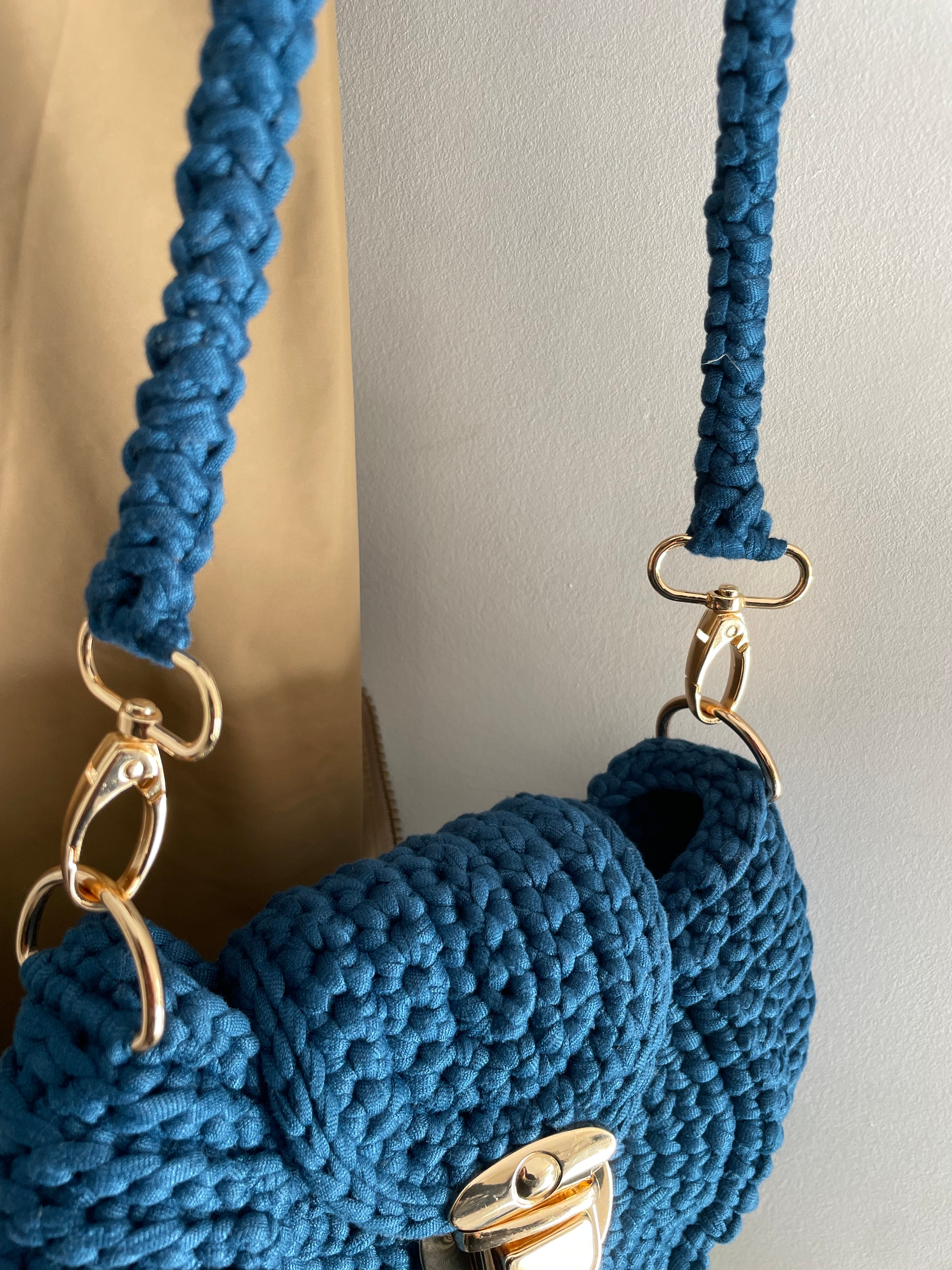 zoom sur la bandoulière d'un sac au crochet bleu pétrole
